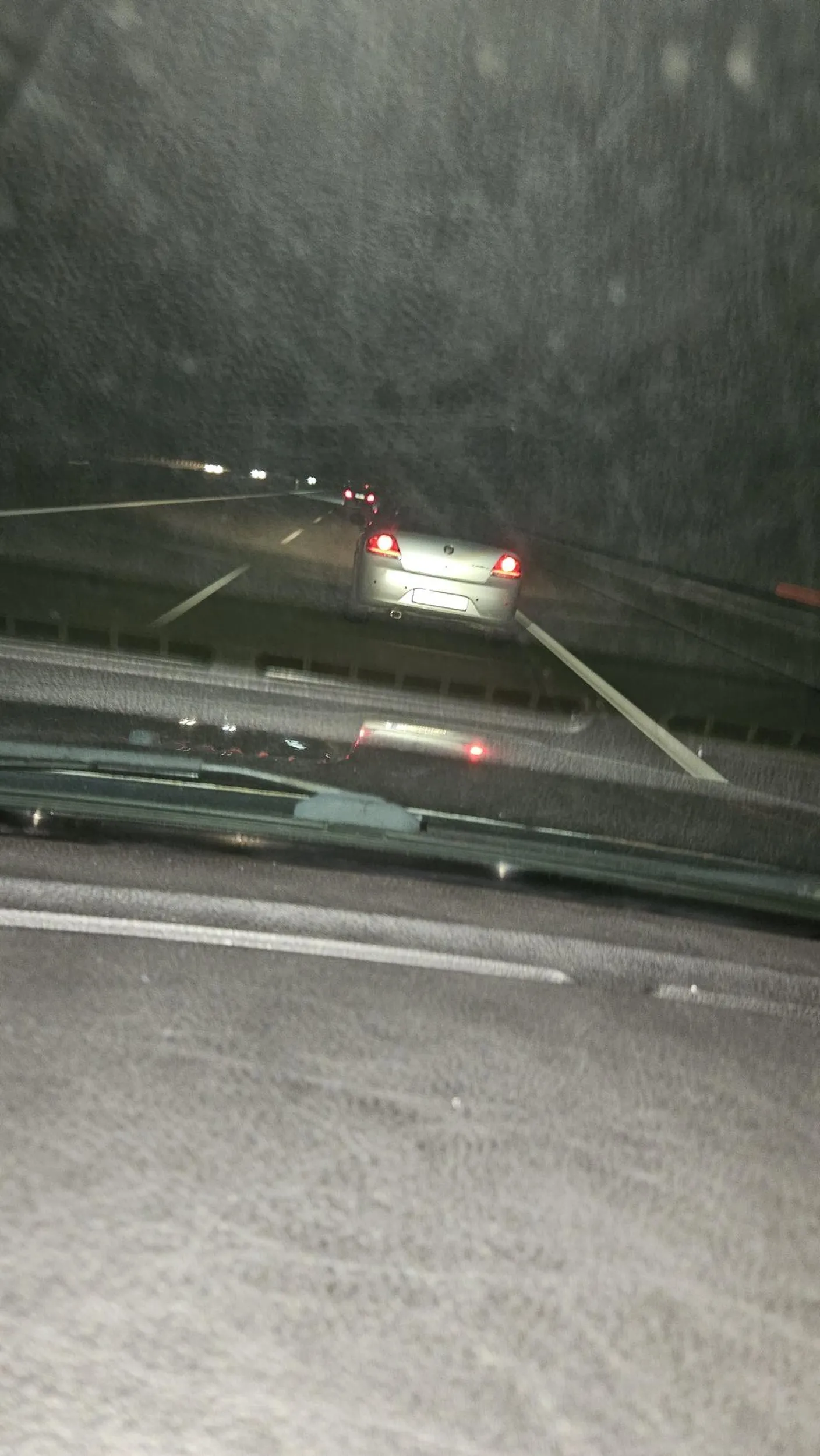 Jeździ lewym pasem autostradą blokuje pas i pokazuje środkowy palec