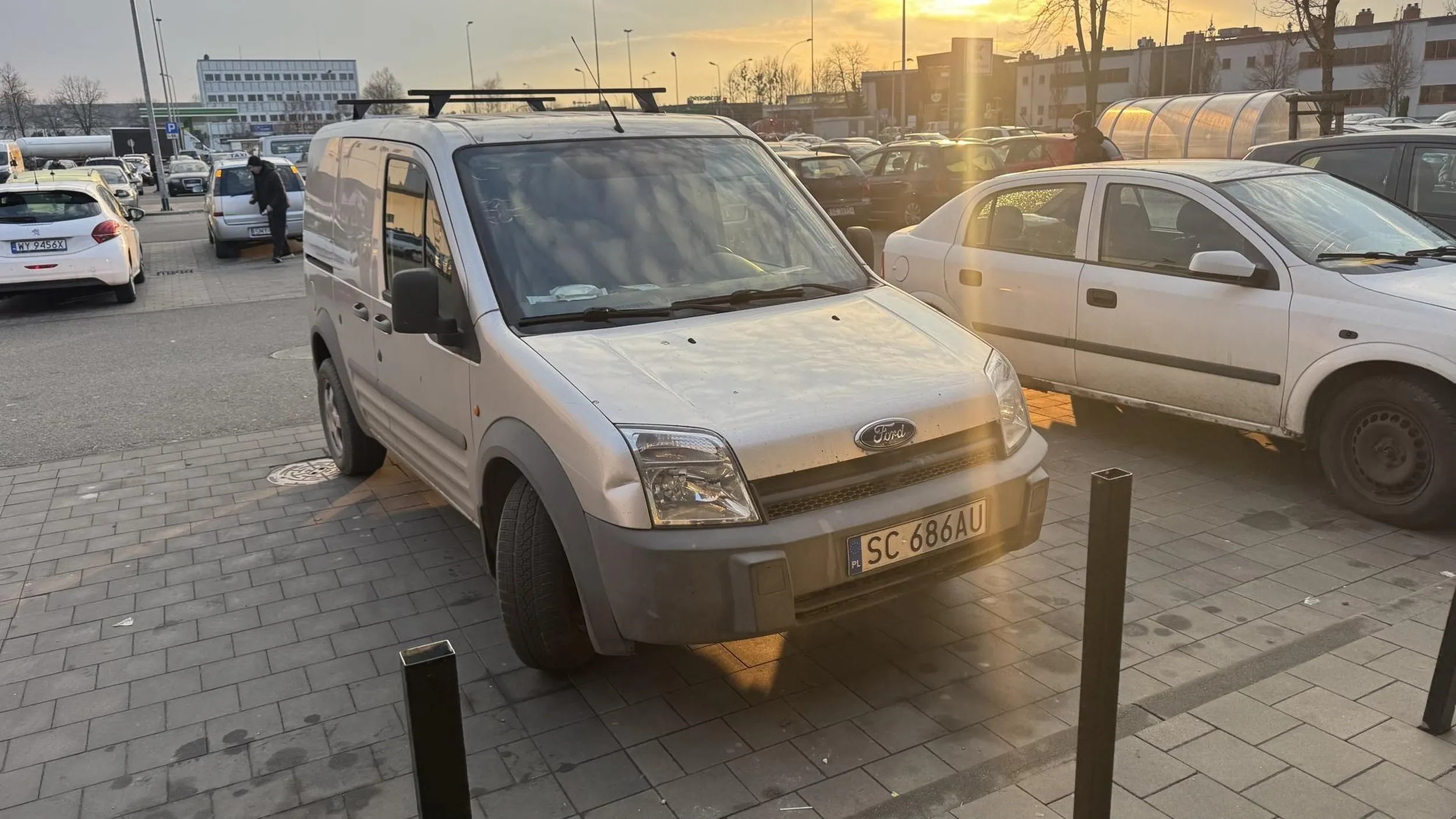 Kierowca ma problemy ze zmieszczeniem się na jednym miejscu parkingowym