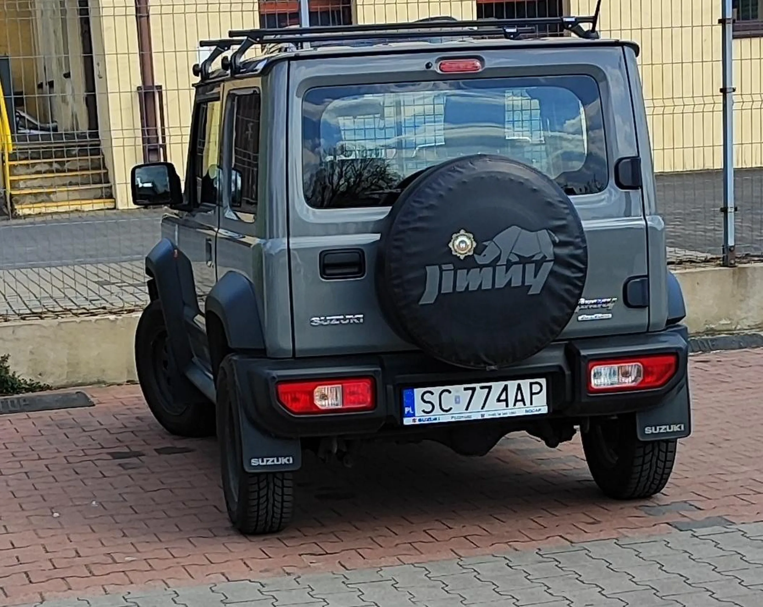 Agresywna star. Kobieta która, nie dość że nie umie jeździć i parkować to na zwrócenie uwagi zamiast przeprosić to wpada w szał. Nie jesteś Kobieto sama i nie jesteś pępkiem świata trochę kultury i zasad współżycia społecznego proponuje się nauczyć.