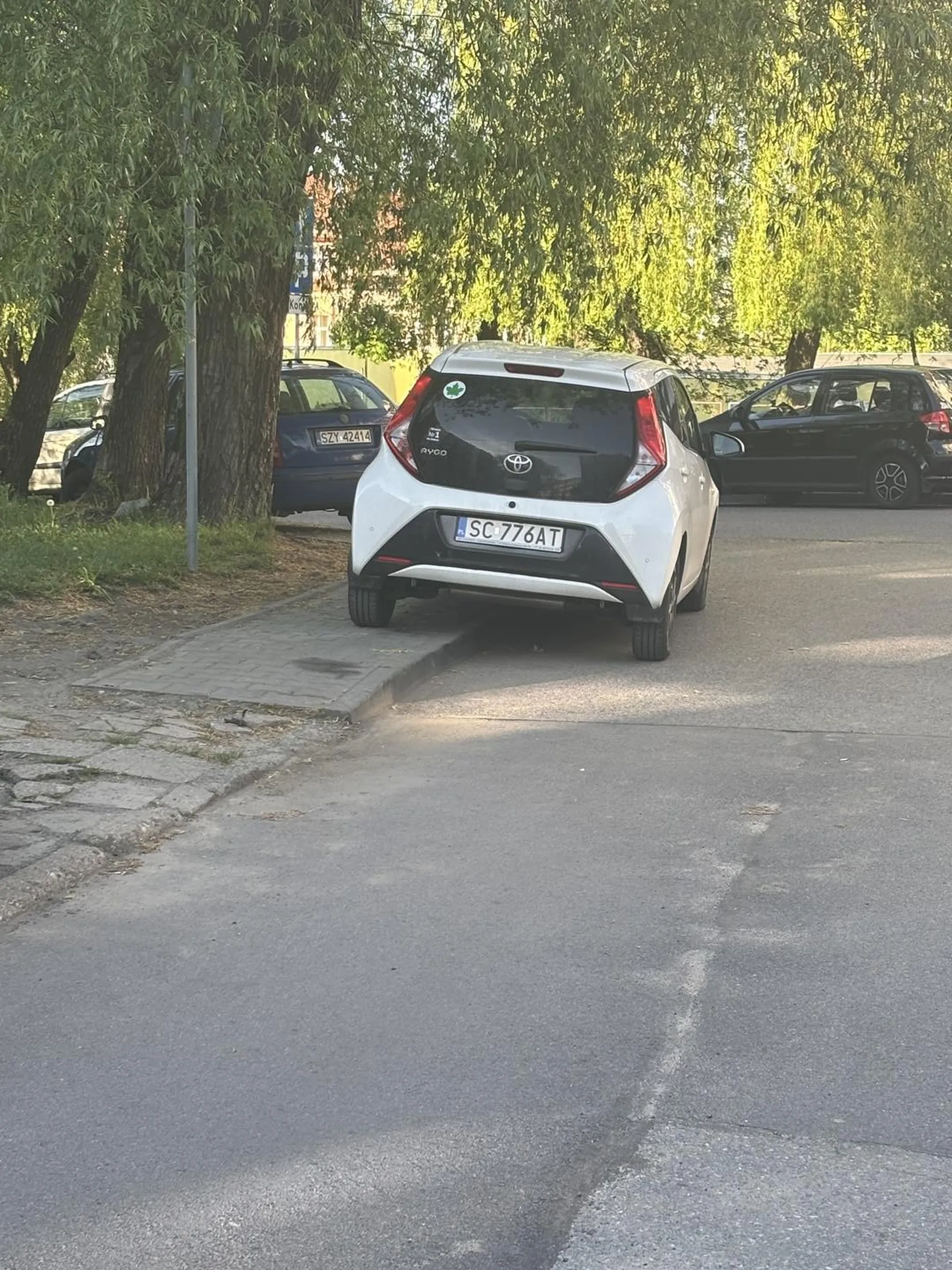 Gratulacje dla świeżo upieczonego kierowcy – prawko zdobyte, umiejętności zaparkowane gdzieś indziej. Listek na szybie miał chyba ostrzegać przed zagrożeniem, bo zająć dwa miejsca i pół pasa ruchu to już wyższa szkoła bezmyślności. Może zamiast jeździć, warto wrócić na kurs…