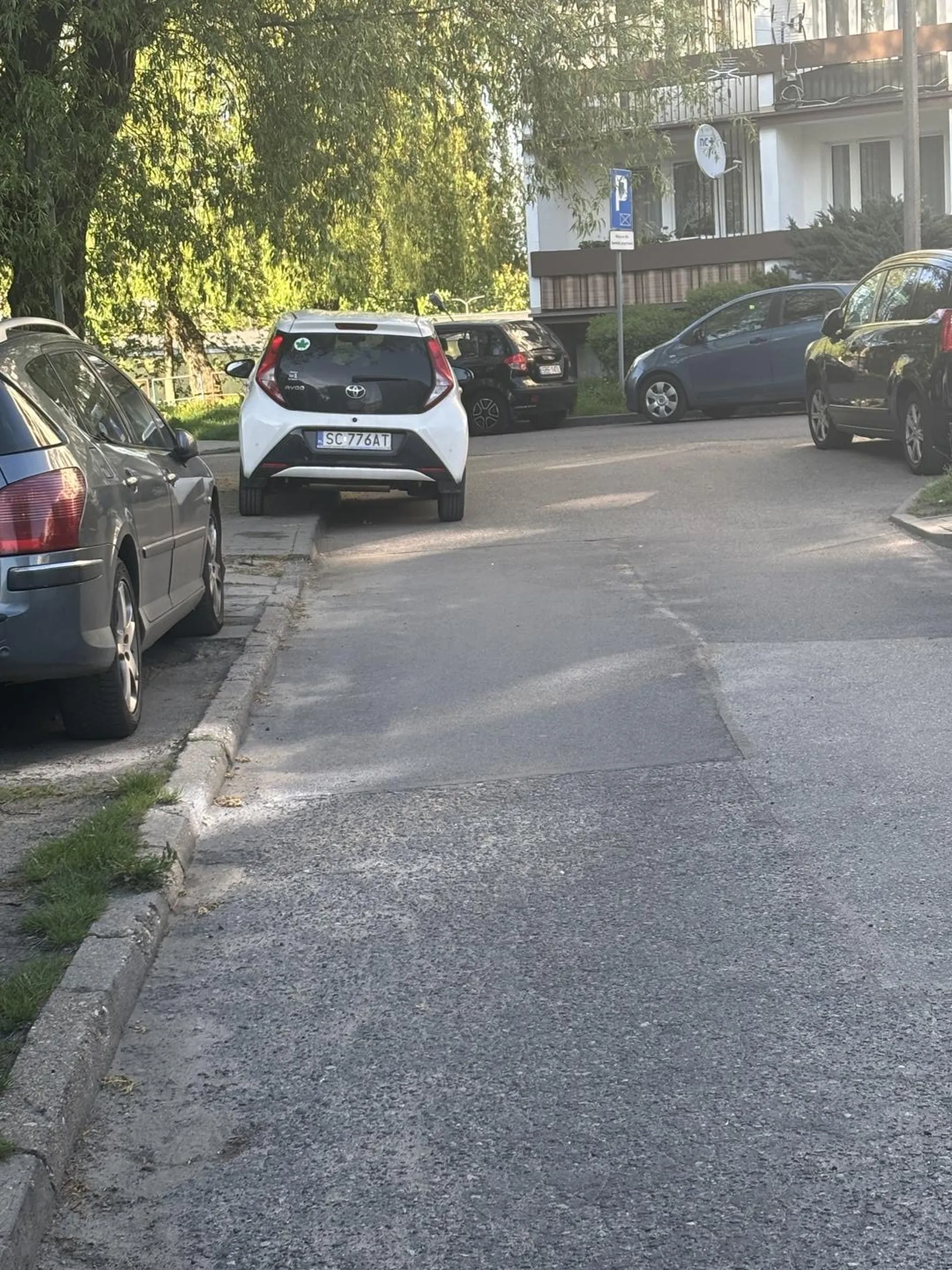 Gratulacje dla świeżo upieczonego kierowcy – prawko zdobyte, umiejętności zaparkowane gdzieś indziej. Listek na szybie miał chyba ostrzegać przed zagrożeniem, bo zająć dwa miejsca i pół pasa ruchu to już wyższa szkoła bezmyślności. Może zamiast jeździć, warto wrócić na kurs…