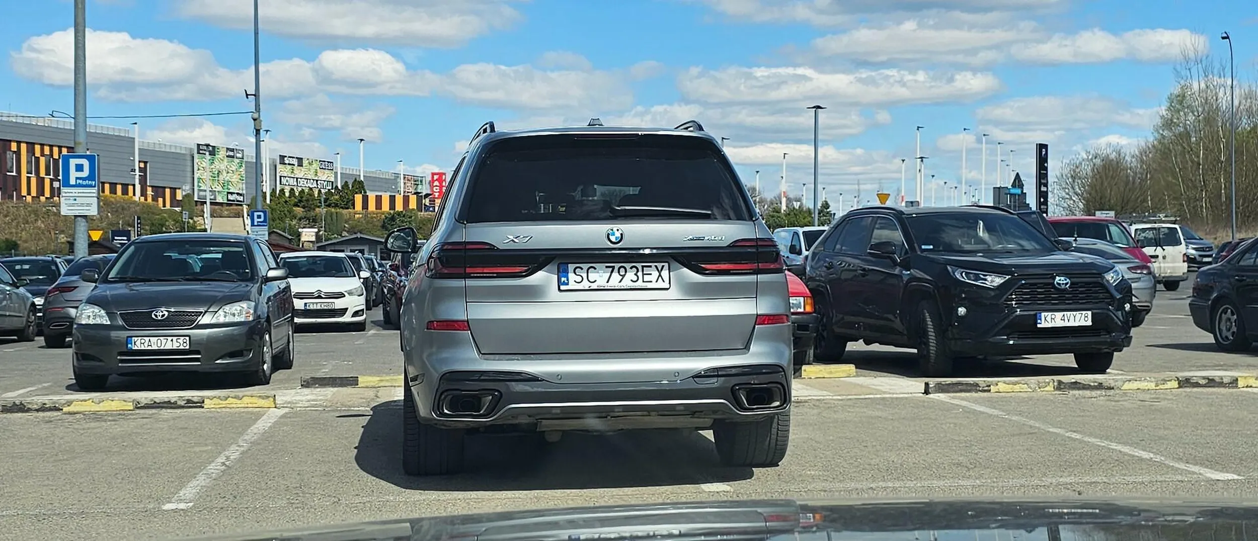 parking długi i szeroki i tylko jeden baran, który nie pojął ciężkiej umiejętności parkowania w liniach