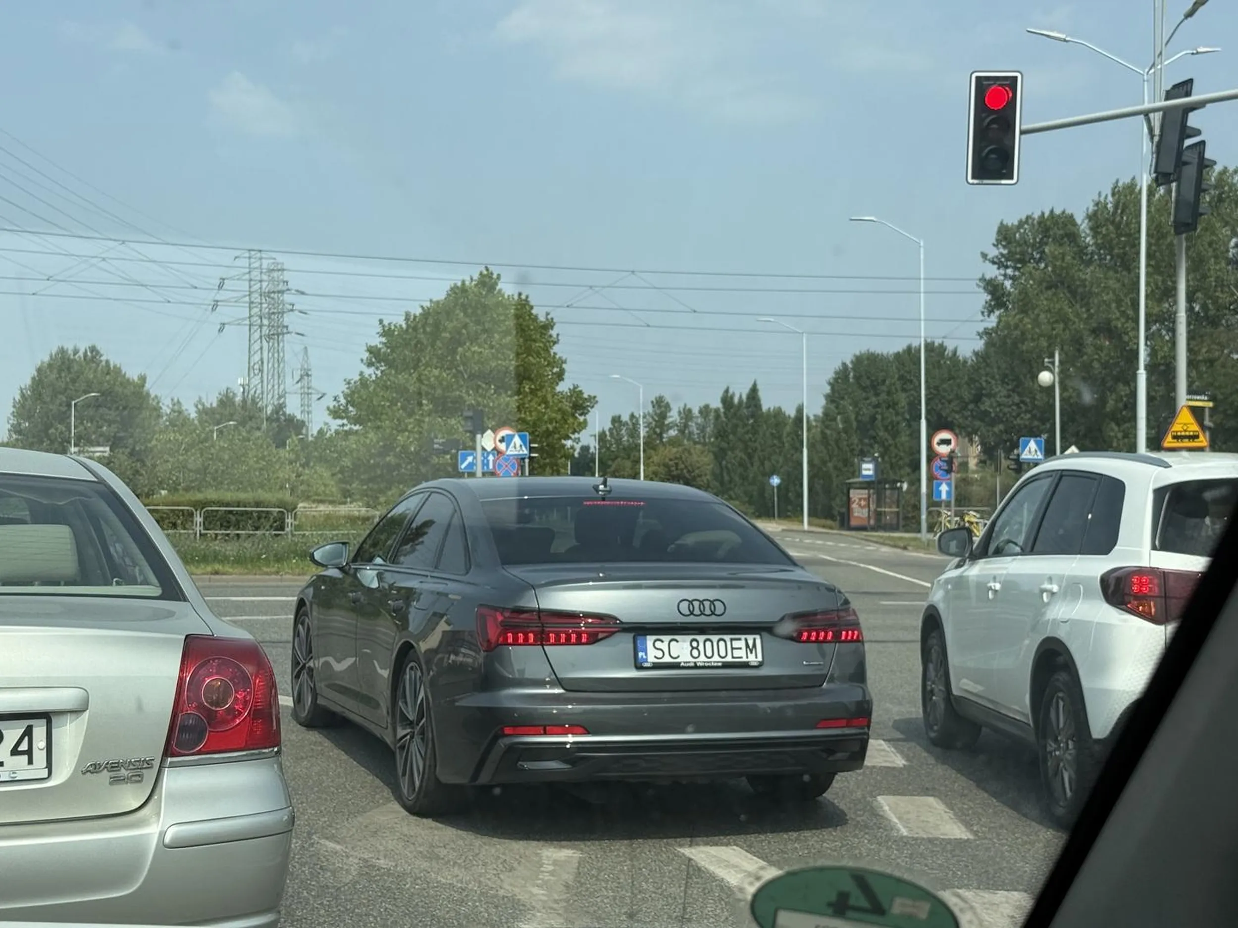 Katowice. Skrzyżowanie przy Silesii. Brak drugiego pasa do skrętu, a stary dziad robi takie coś. Proszę się szykować na mandacik i to nie za przekroczenie przystojności, tylko głupoty, bo foteczka została wysłana na policję