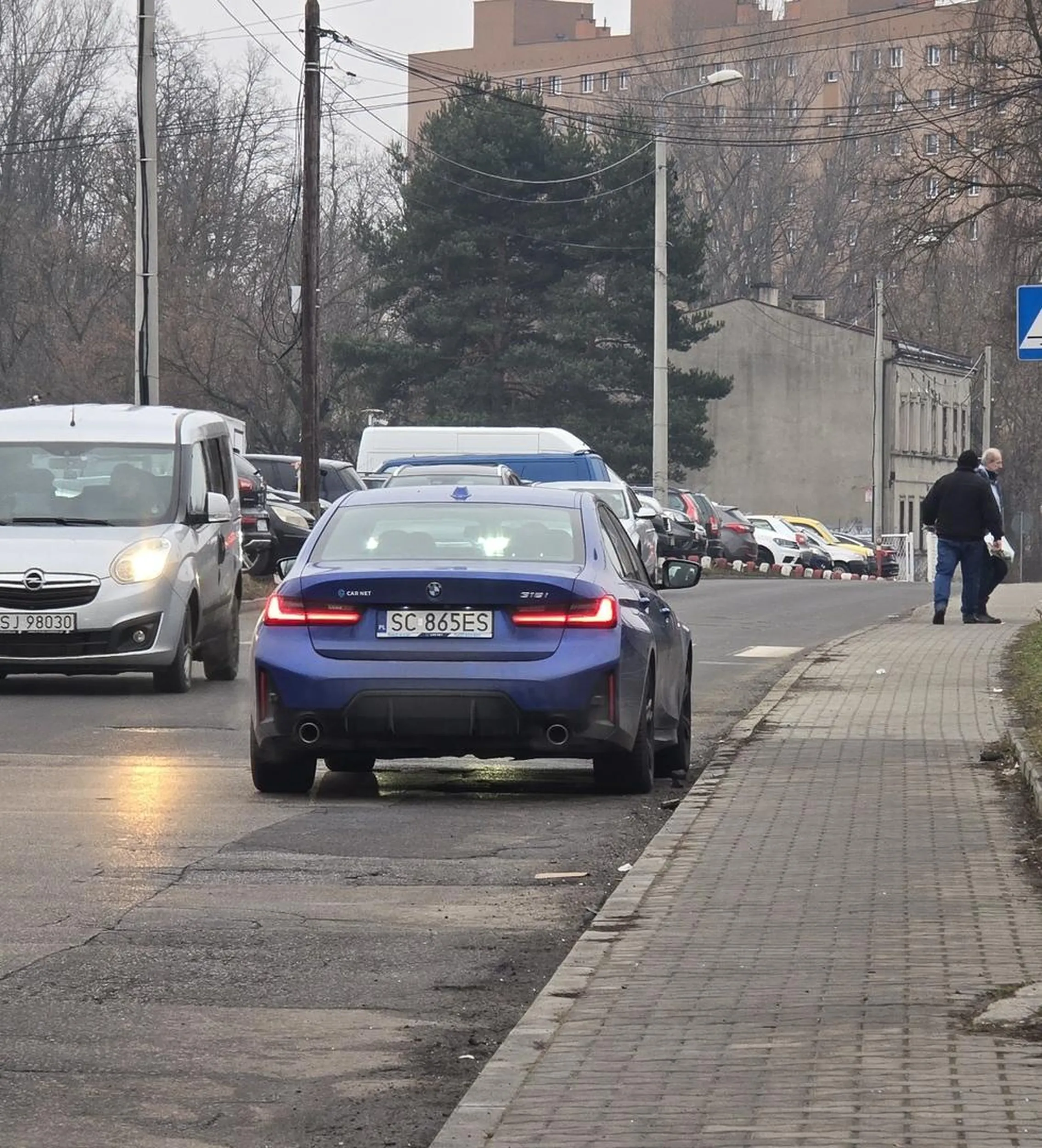 Sebastianowi brakło 5zł na parking jak szedł na targowisko po kartofle, wolał więc zablokować ulicę na zakazie zatrzymywania. Rada ode mnie: zaoszczędził byś te 5zł jak byś przez cały czas blokowania ulicy nie miał włączonego silnika.