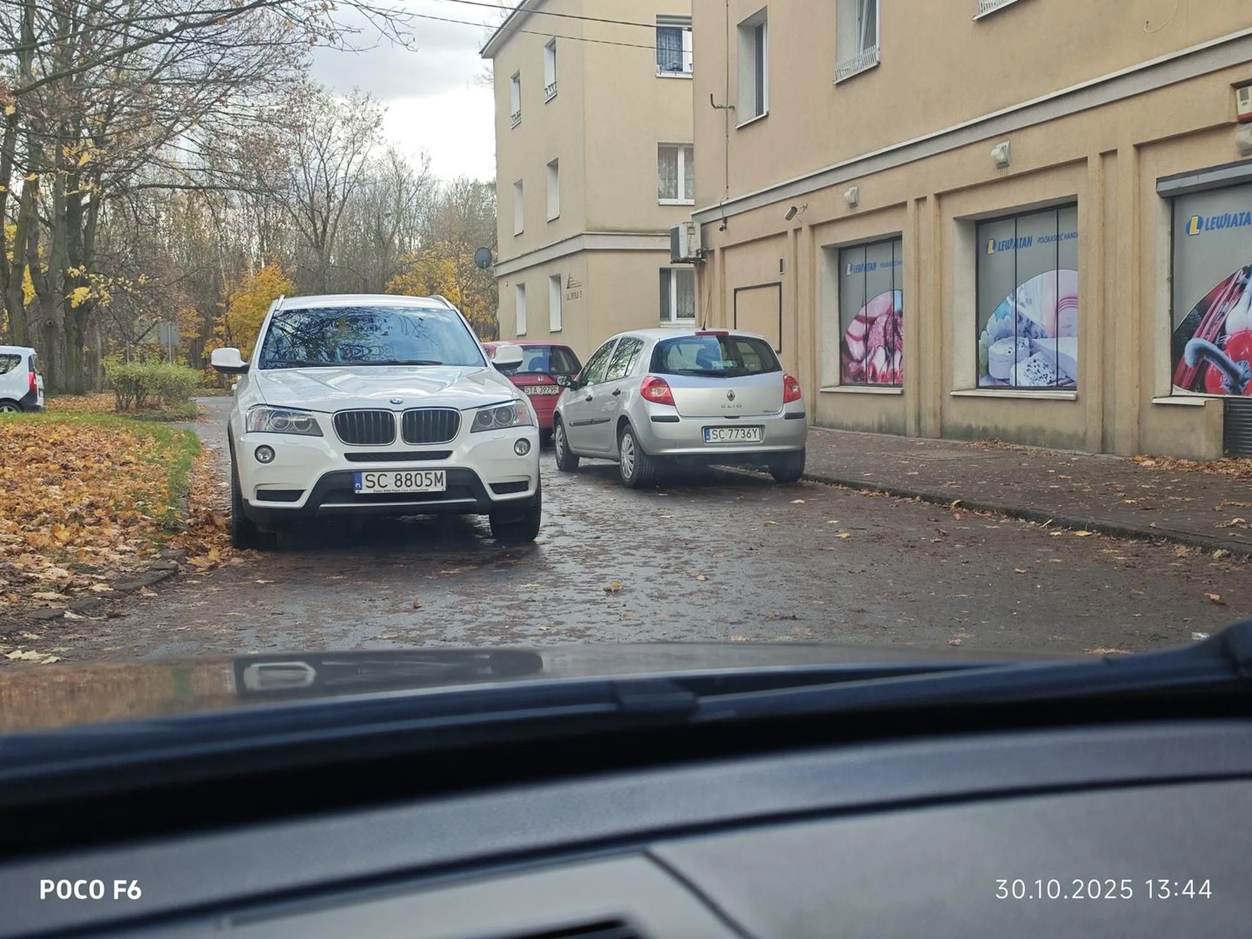 Parkowanie na środku drogi...bo "przecież ja tylko na chwilę do sklepu "?
