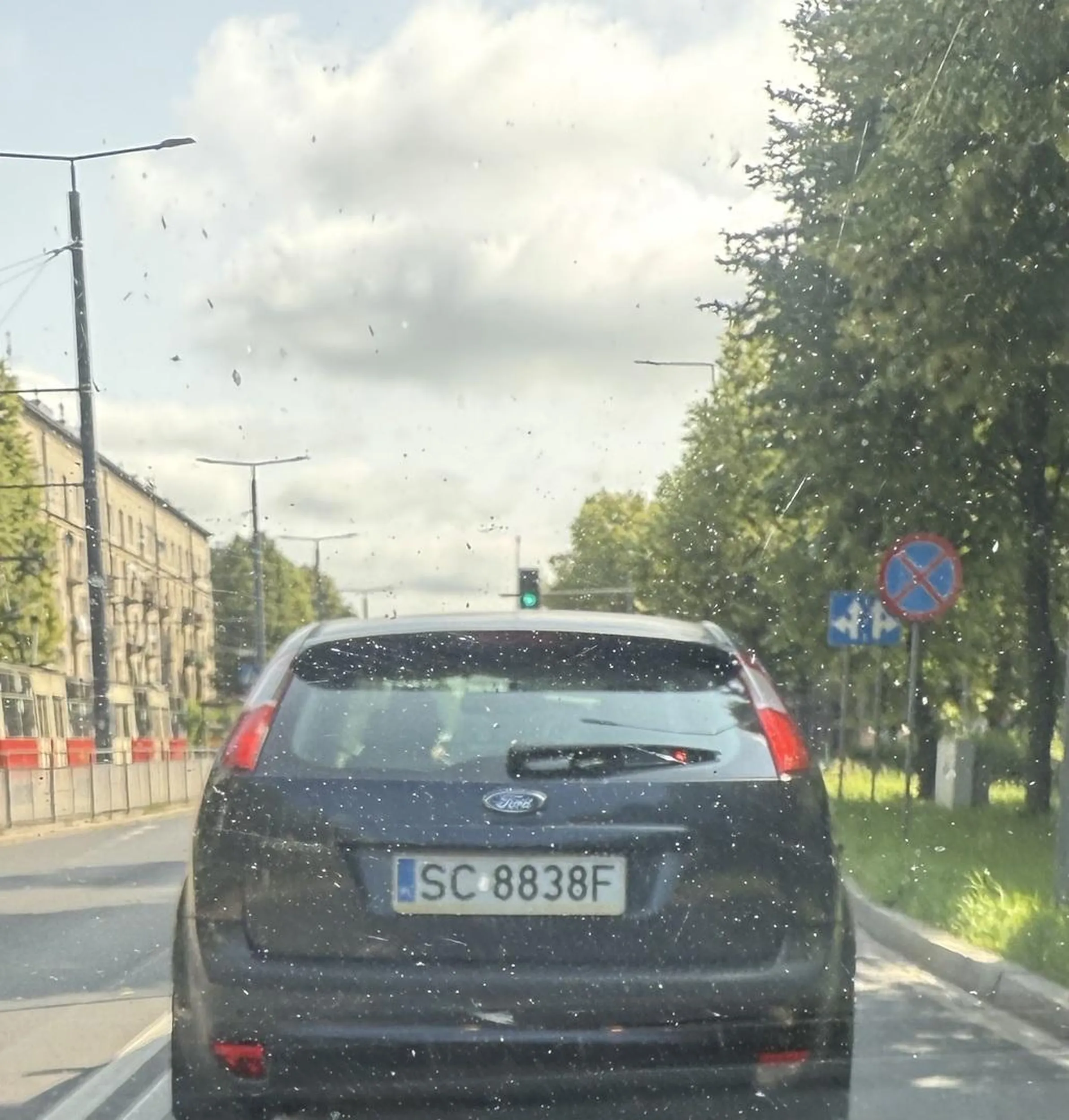 Gościu uwielbia się wpierdalac przed maski aut i ustalać własne zasady ruchu. Jak masz skręt na warszawę to się trzymasz Warszawy tępy piździelcu a nie z dupa wjeżdżasz na pas Katowic. Elo i nie pozdrawiam