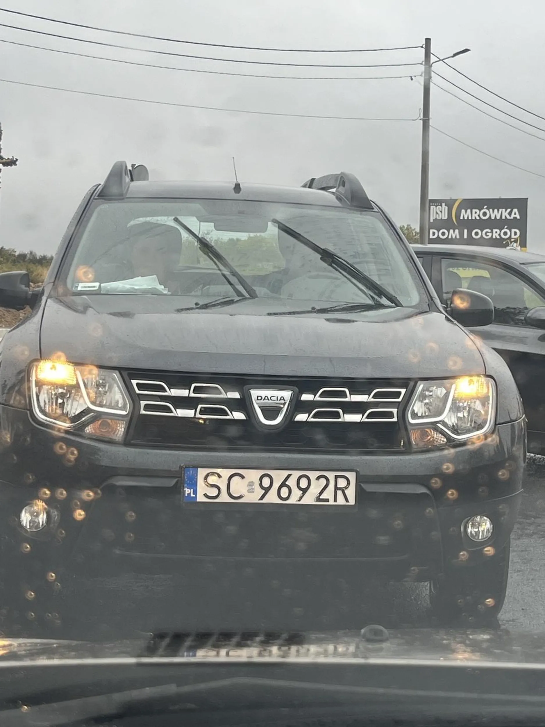 Osoba nie potrafiąca respektować znaku zakaz wjazdu plus droga jednokierunkowa