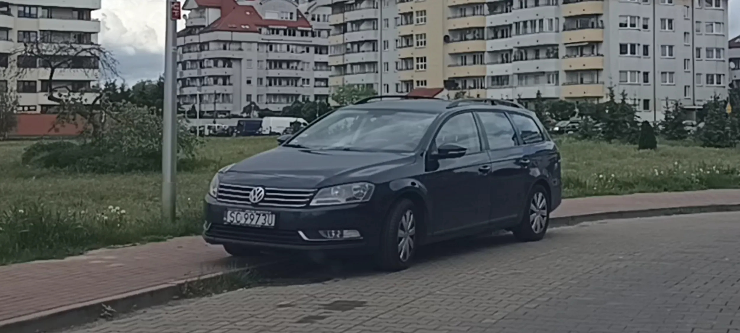 Wieś parkuje na chodniku na ulicy z zakazem zatrzymywania się i postoju