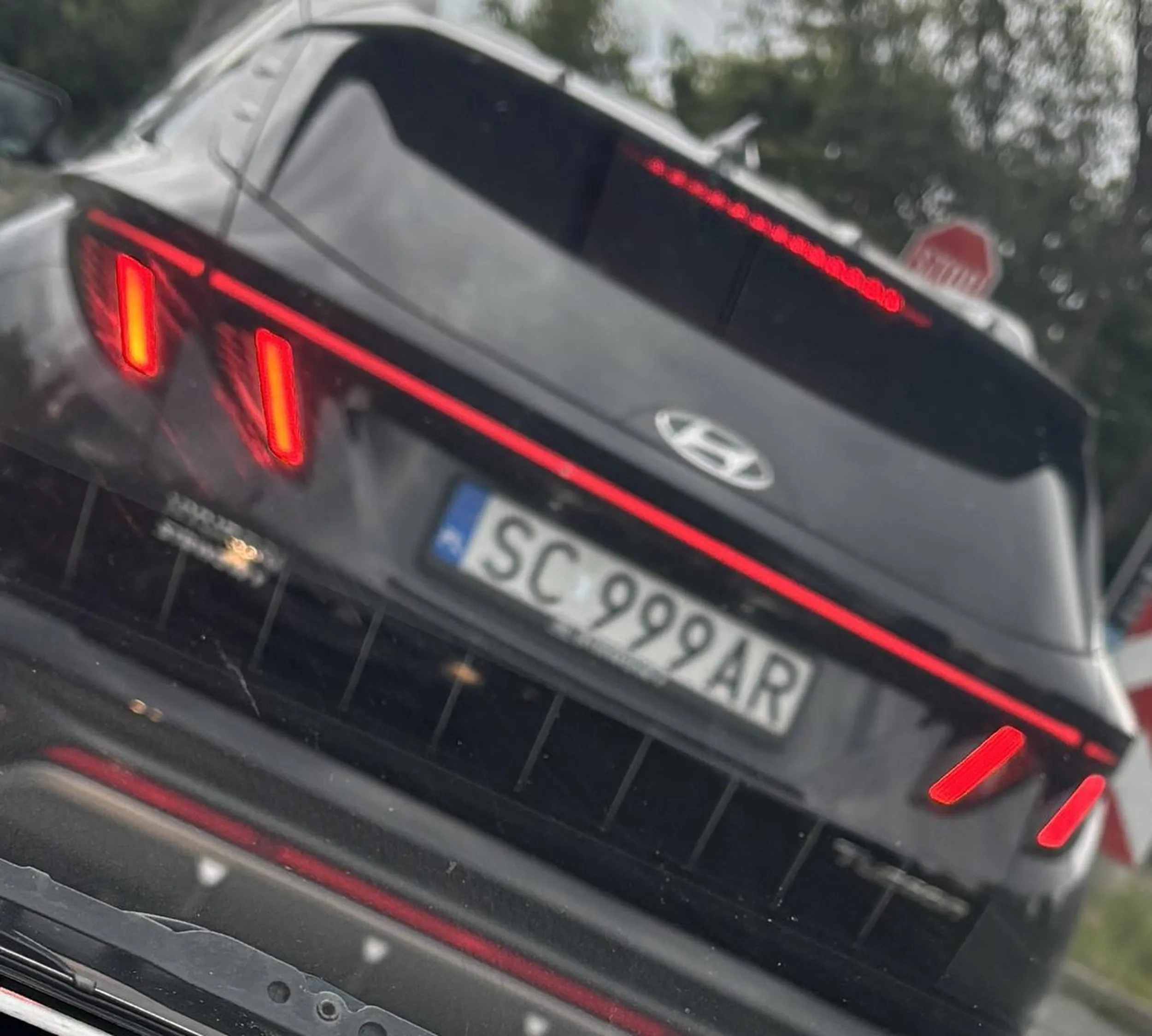 Człowiek któremu brakuje obycia z kierownicą. Linia ciągła, ograniczenie prędkości czy używanie kierunkowskazów to chyba nowość, podepnie jak hujdaj. Typowy cwaniak.