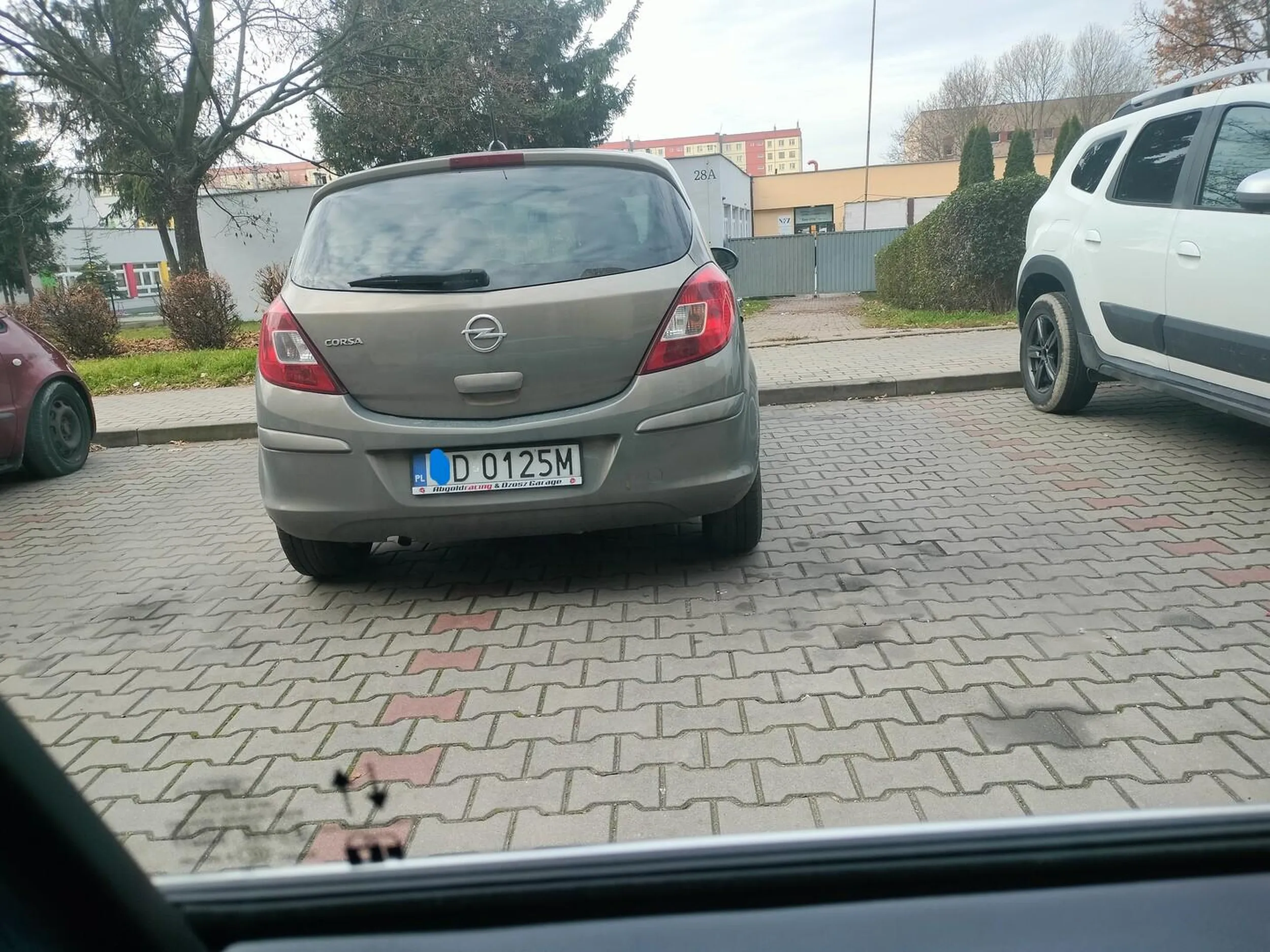 Za takie parkowanie to karny sie należy i publiczny ostracyzm