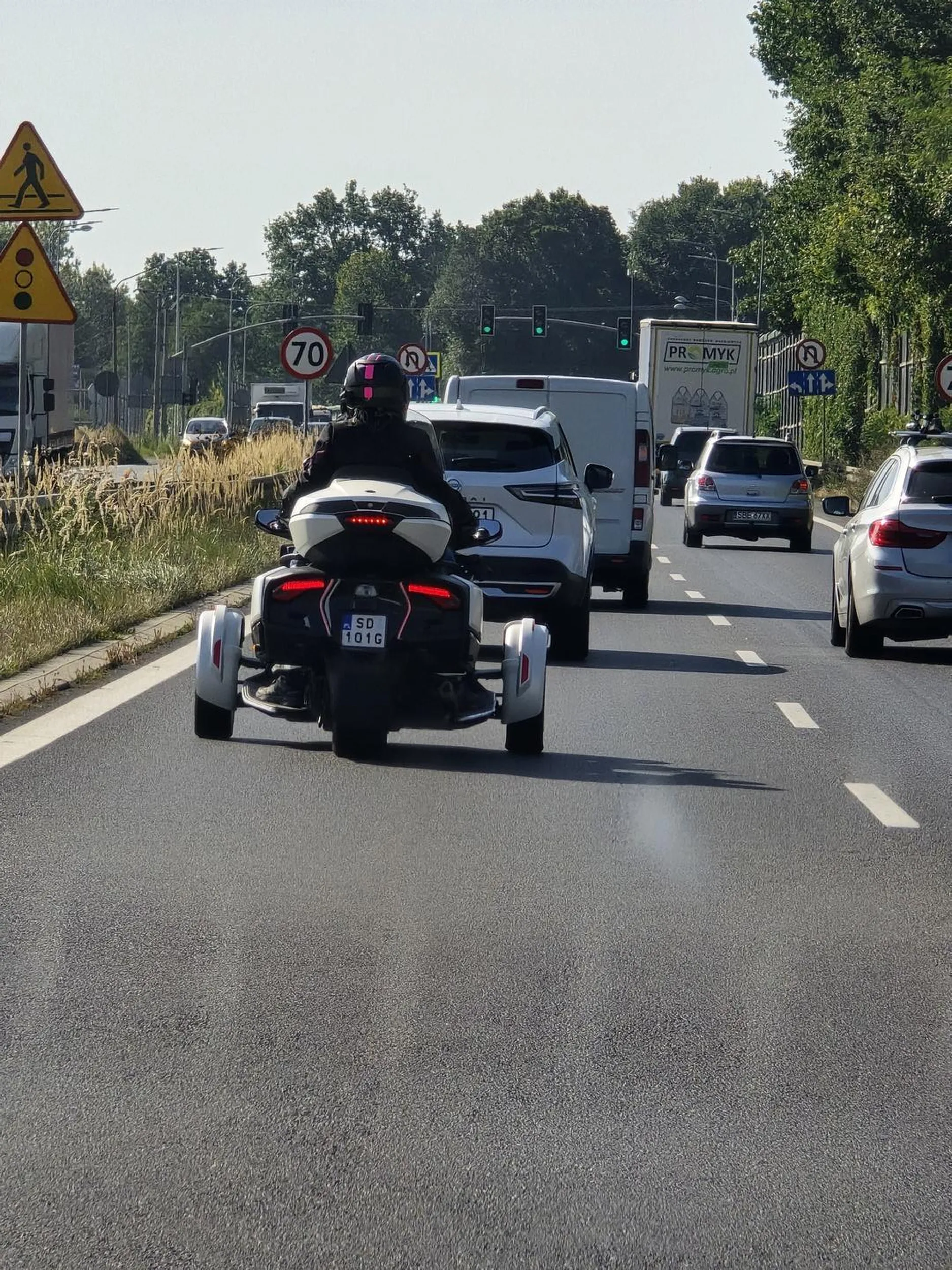 Gościu, jeśli ktoś jedzie lewym pasem prawie 100 i wyprzedza auta, a na drodze jest ograniczenie do 70, to się ciesz, że nie musiałeś jechać zgodnie z przepisami, a nie machasz ta ręka. No ale czego się spodziewać po kierowcy trojkolowca :)