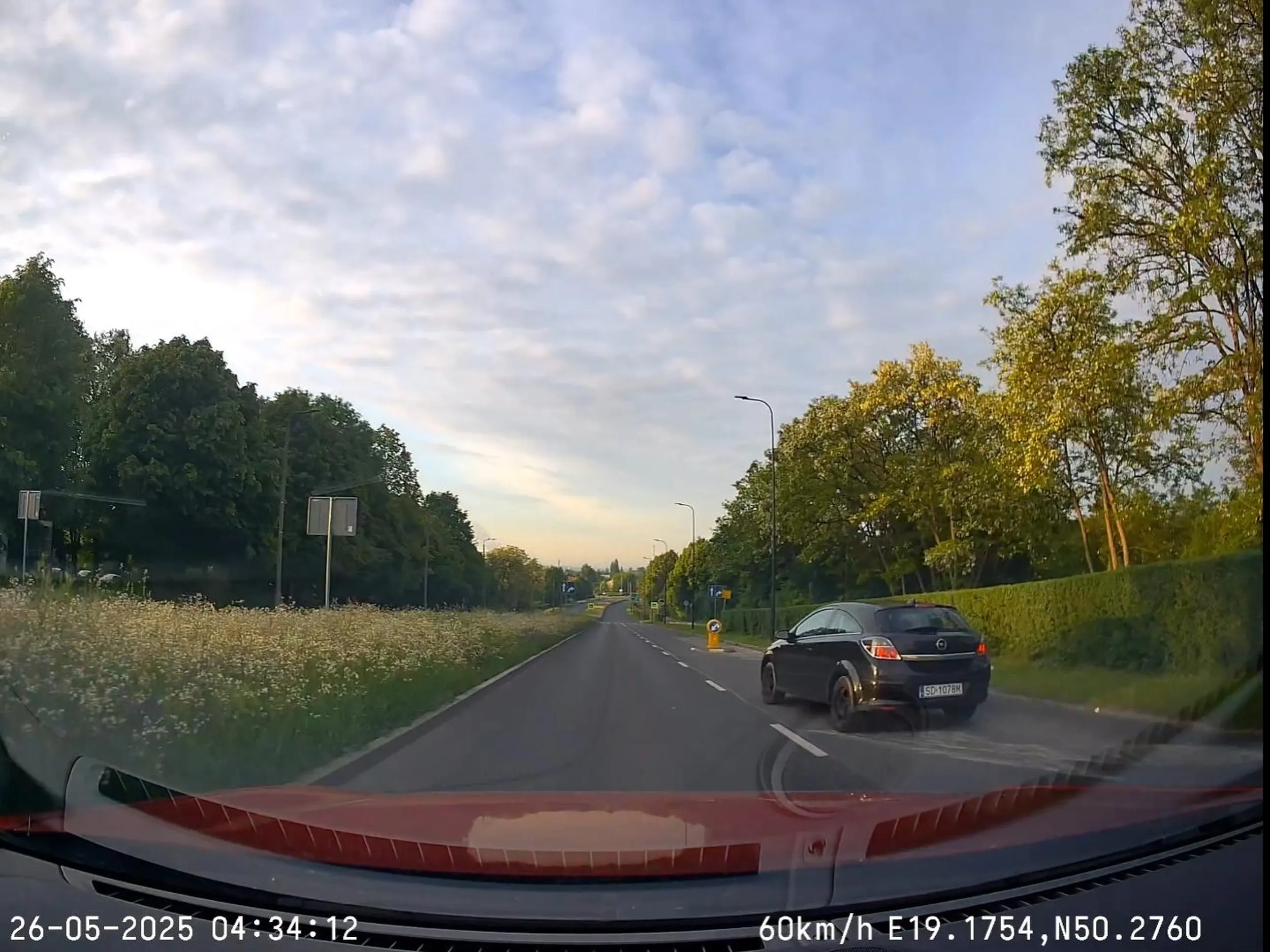 bez mózgie Yeti. wyprzedaż z prawej na kończącym się pasie.