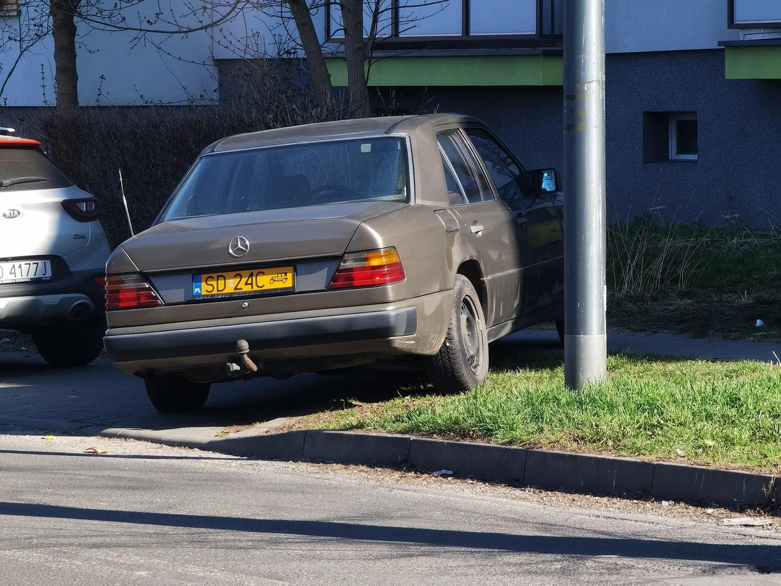 Zablokowany chodnik, parkowanie na zieleni. Żółte tablice tylko szpecą ten brudny i zaniedbany pojazd.
