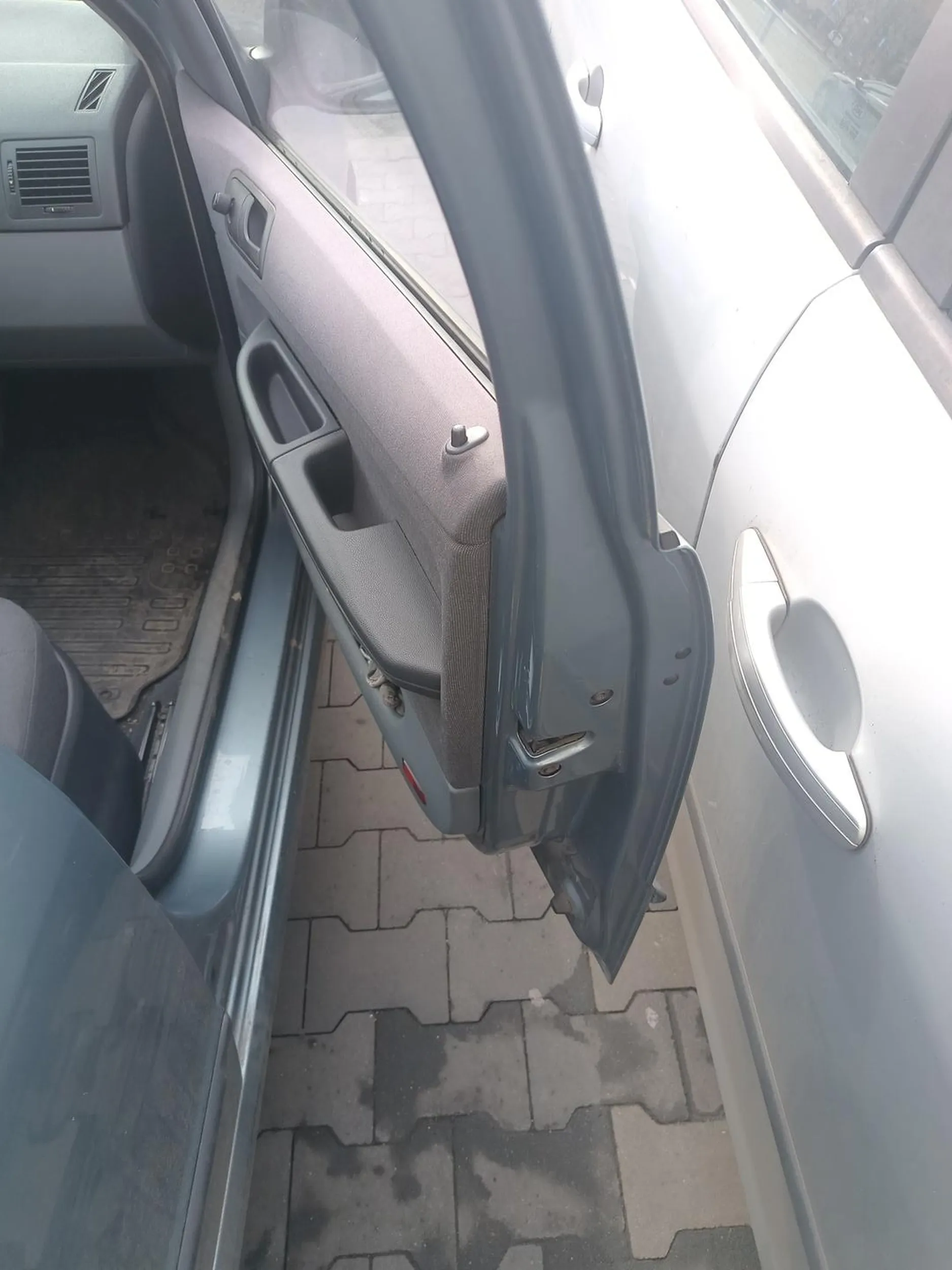 Proszę nauczyć się parkować. To że pan/pani jest sama w aucie to nie znaczy, że obok w aucie też jest jedna osoba, która może wejść tylko od kierowc. Ja byłam z osobą starszą i niestety nie mogła wejść.Zostawiając tak mało miejsca, mogłabym/mógłbym zarysować Pani/Pana auto. Brak kultury jakiej kolwiek. Mam nadzieję, że taka sytuacja się powtórzy również Pani/ Panu i nie będziesz mógł wejść do swojego samochodu.