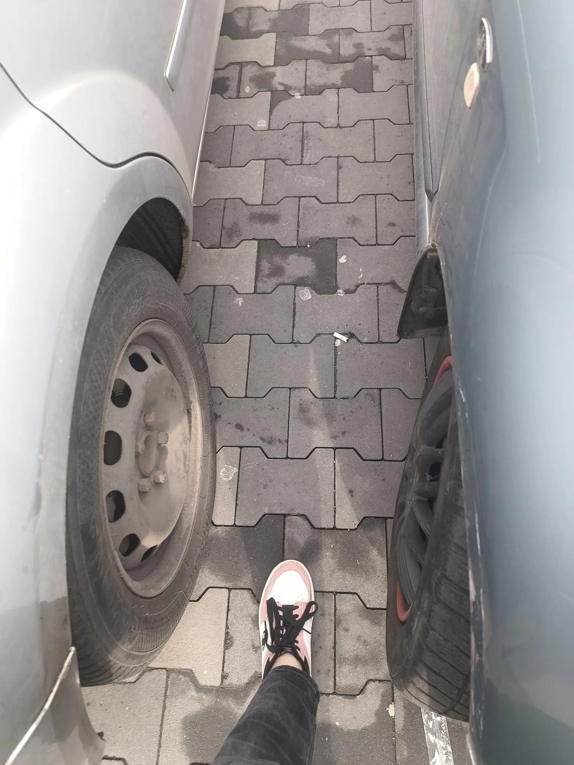 Proszę nauczyć się parkować. To że pan/pani jest sama w aucie to nie znaczy, że obok w aucie też jest jedna osoba, która może wejść tylko od kierowc. Ja byłam z osobą starszą i niestety nie mogła wejść.Zostawiając tak mało miejsca, mogłabym/mógłbym zarysować Pani/Pana auto. Brak kultury jakiej kolwiek. Mam nadzieję, że taka sytuacja się powtórzy również Pani/ Panu i nie będziesz mógł wejść do swojego samochodu.