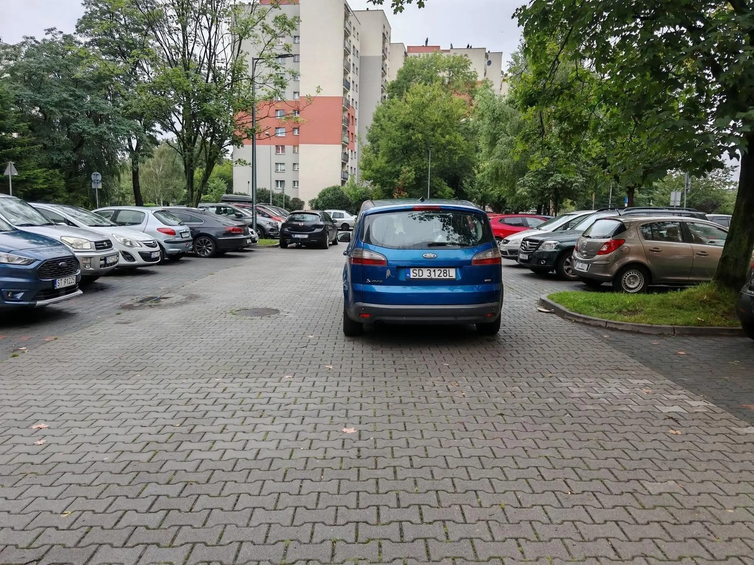 Parkuje jak cymbał na środku i zadowolony.