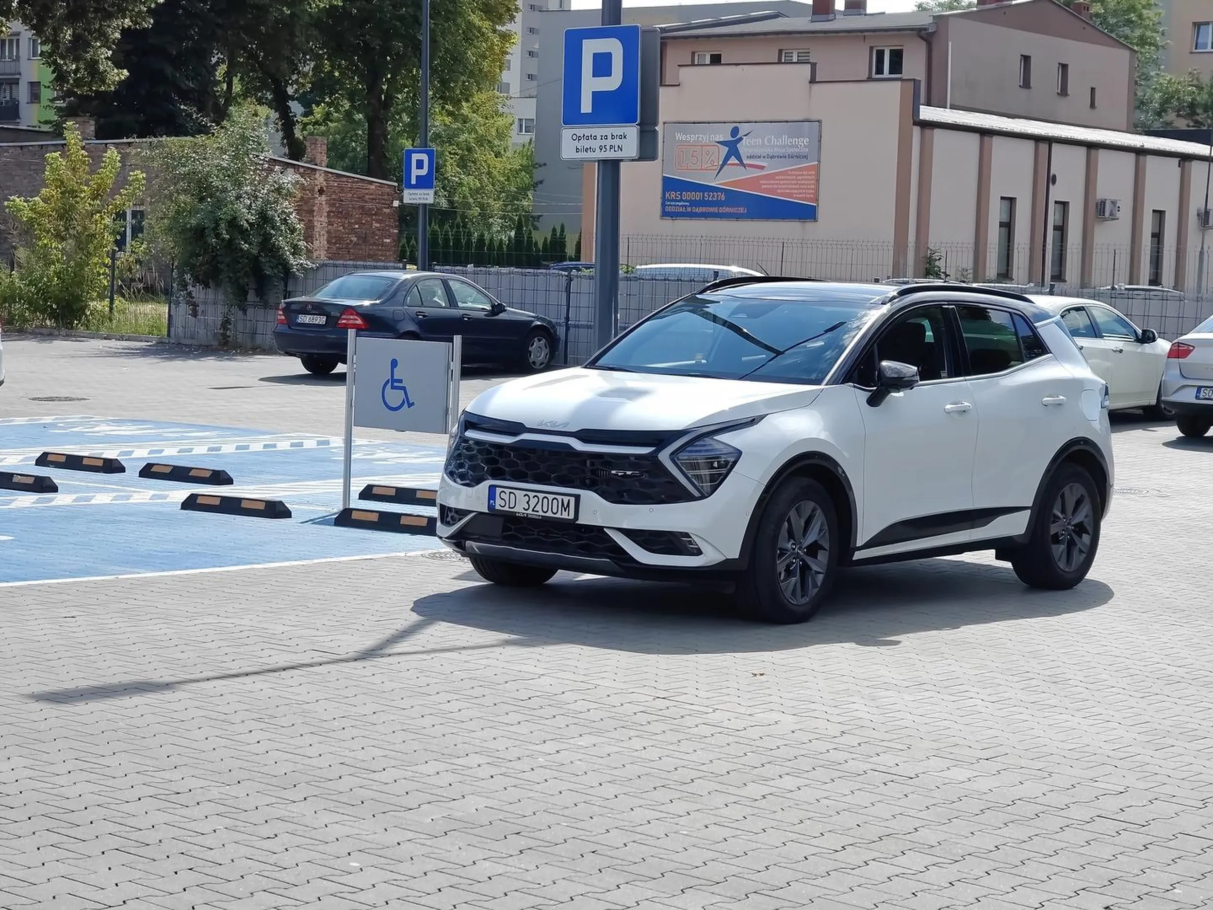 Pełno wolnych miejsc na parkingu, a ta baba musiała stanąć na wjeździe na parking.