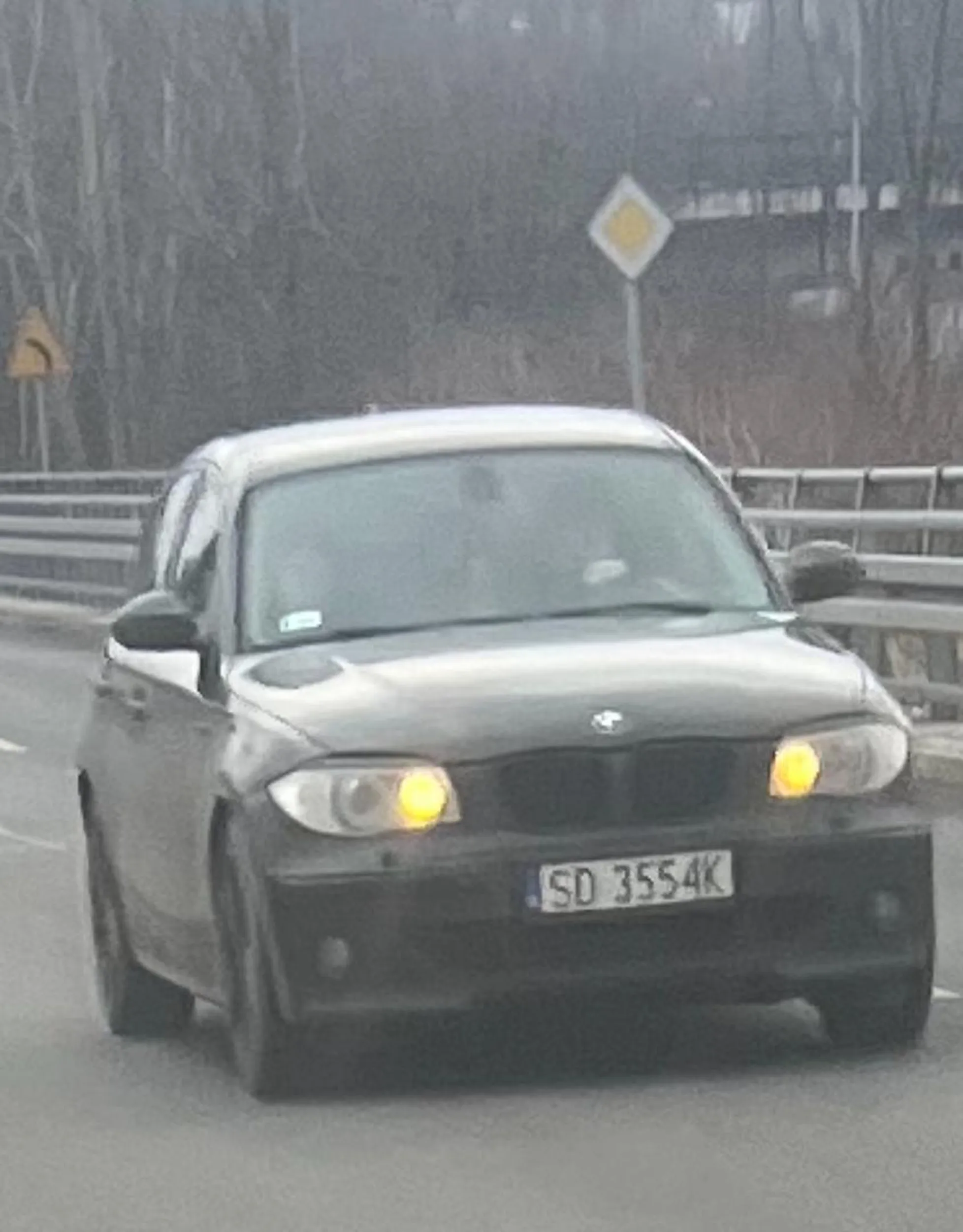 Właścicielem tego samochodu jest wysoko postawiony diler z Mikołowa z Osiedla Mickiewicza 6. Osoba ta jest chroniona przez policję w Mikołowie, która nawet nie reaguje na notoryczne zgłoszenia w jego sprawie