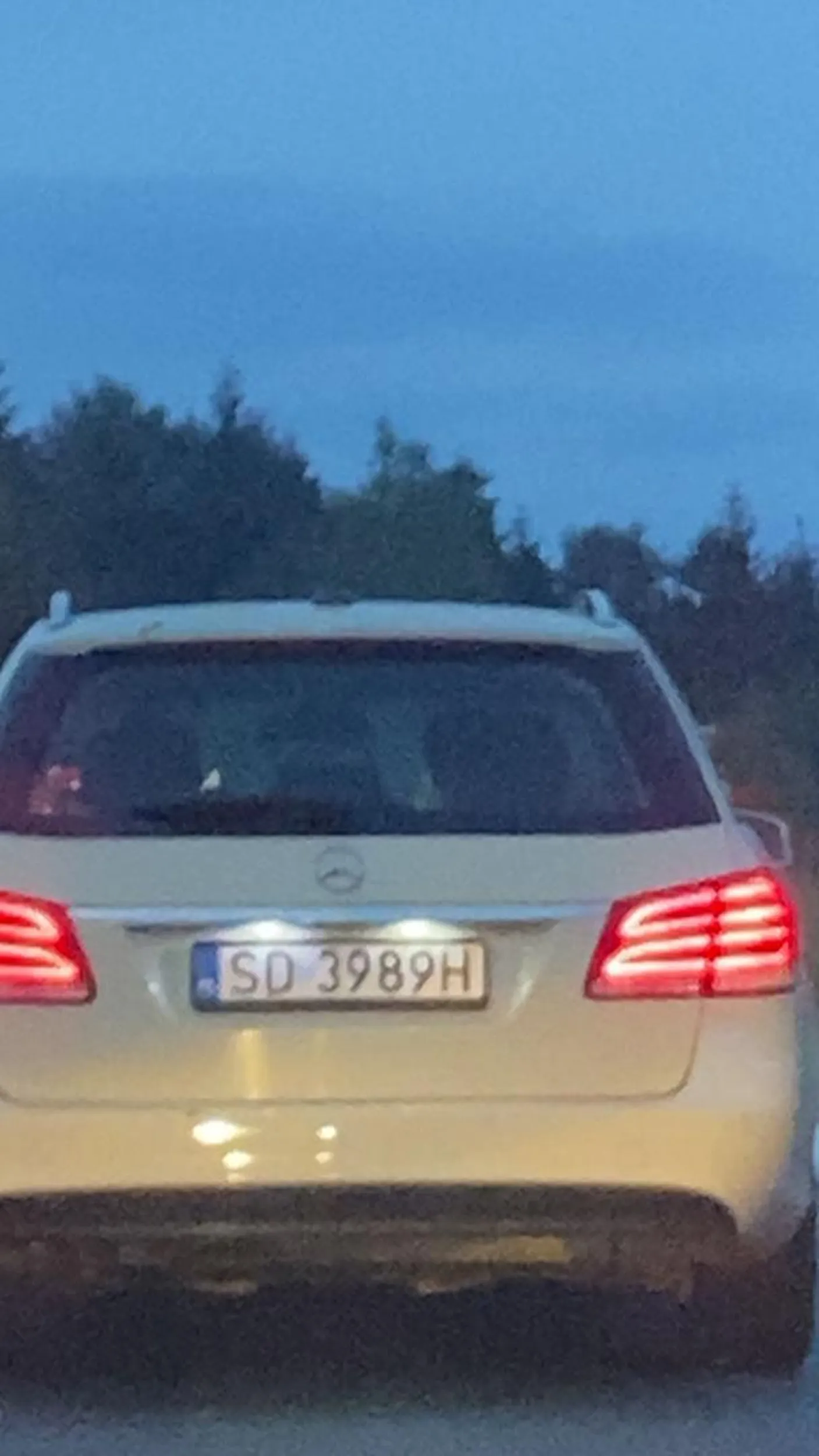 Hamuje na środku drogi do zera. Wymuszenie odszkodowania? Lepiej włączajcie kamerki za tym Merolem