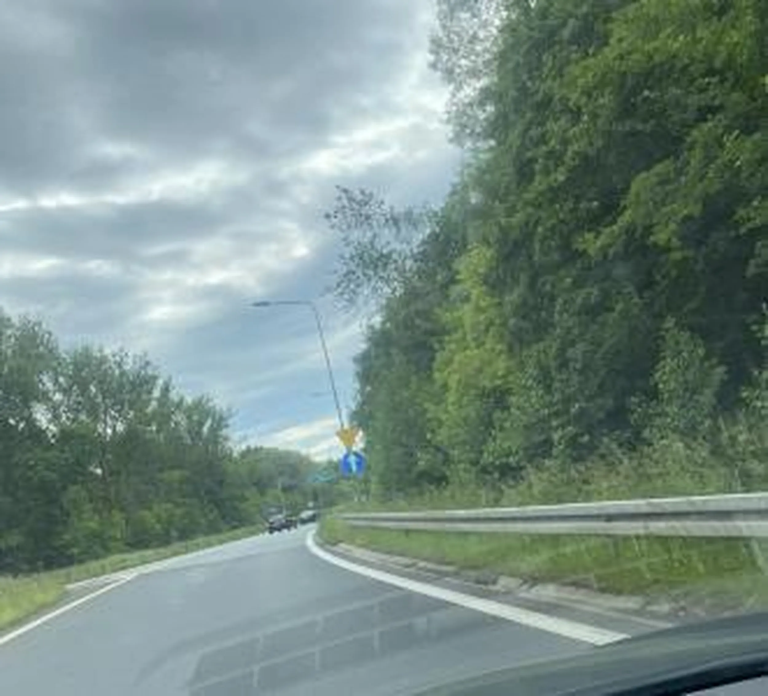 Gościu nie wiem gdzie znalazłeś prawo jazdy ale zjeżdżając z S1 na DK94 masz ustąp pierwszeństwa i mi wymusiłeś bo chciałem skręcić w prawo. Cofnij się do szkoły jazdy żeby cię podszkolili w znakach drogowych.?? Tutaj jest znak ustąp pierwszeństwa przejazdu jakbyś potrzebował okularów.