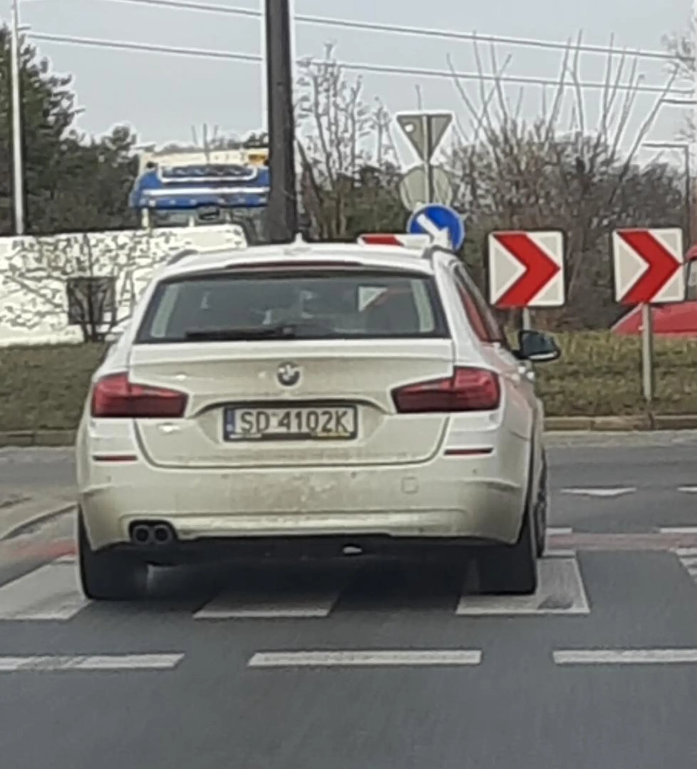 Wyprzedza na przejściu dla pieszych