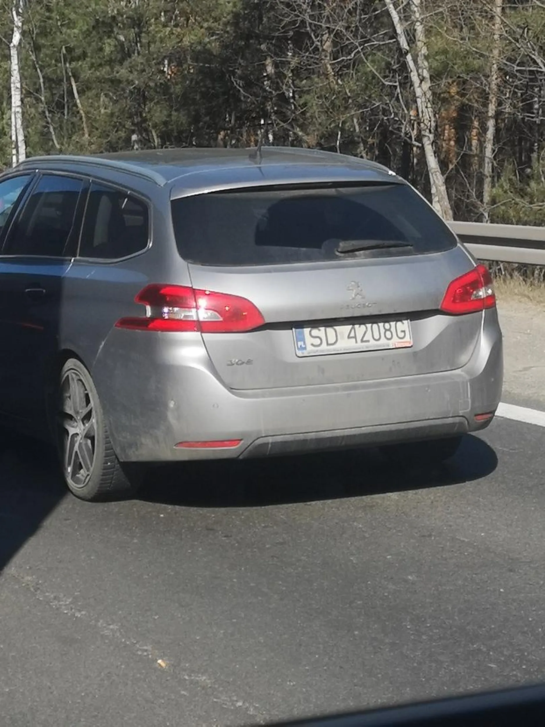 Kierowca stojąc w korku wciąga do nosa jakiś syf, przez rurkę a później podskakuje w fotelu jak zająć. Zgłoszone na policję, ale wiadomo jak jest..