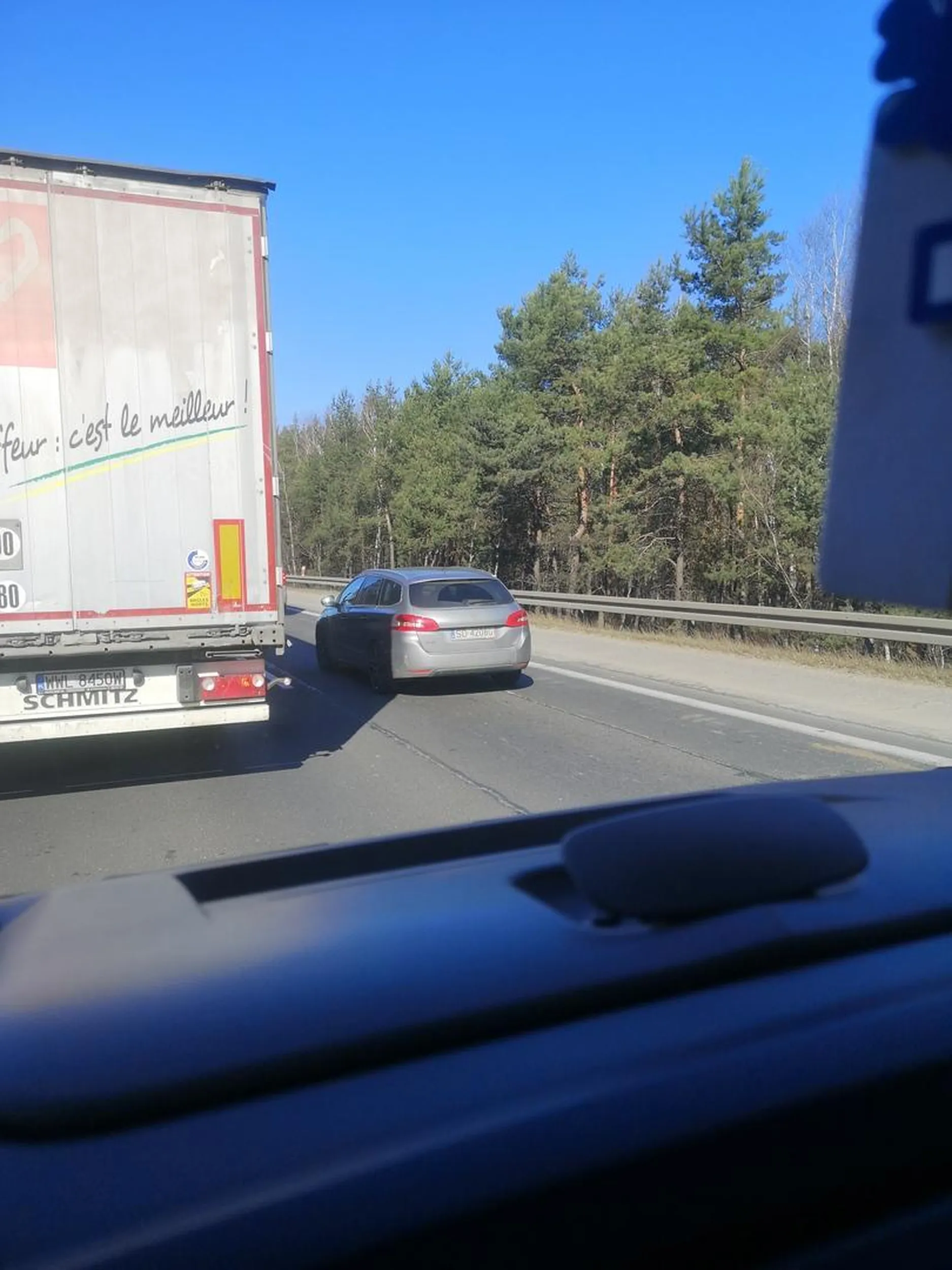 Kierowca stojąc w korku wciąga do nosa jakiś syf, przez rurkę a później podskakuje w fotelu jak zająć. Zgłoszone na policję, ale wiadomo jak jest..