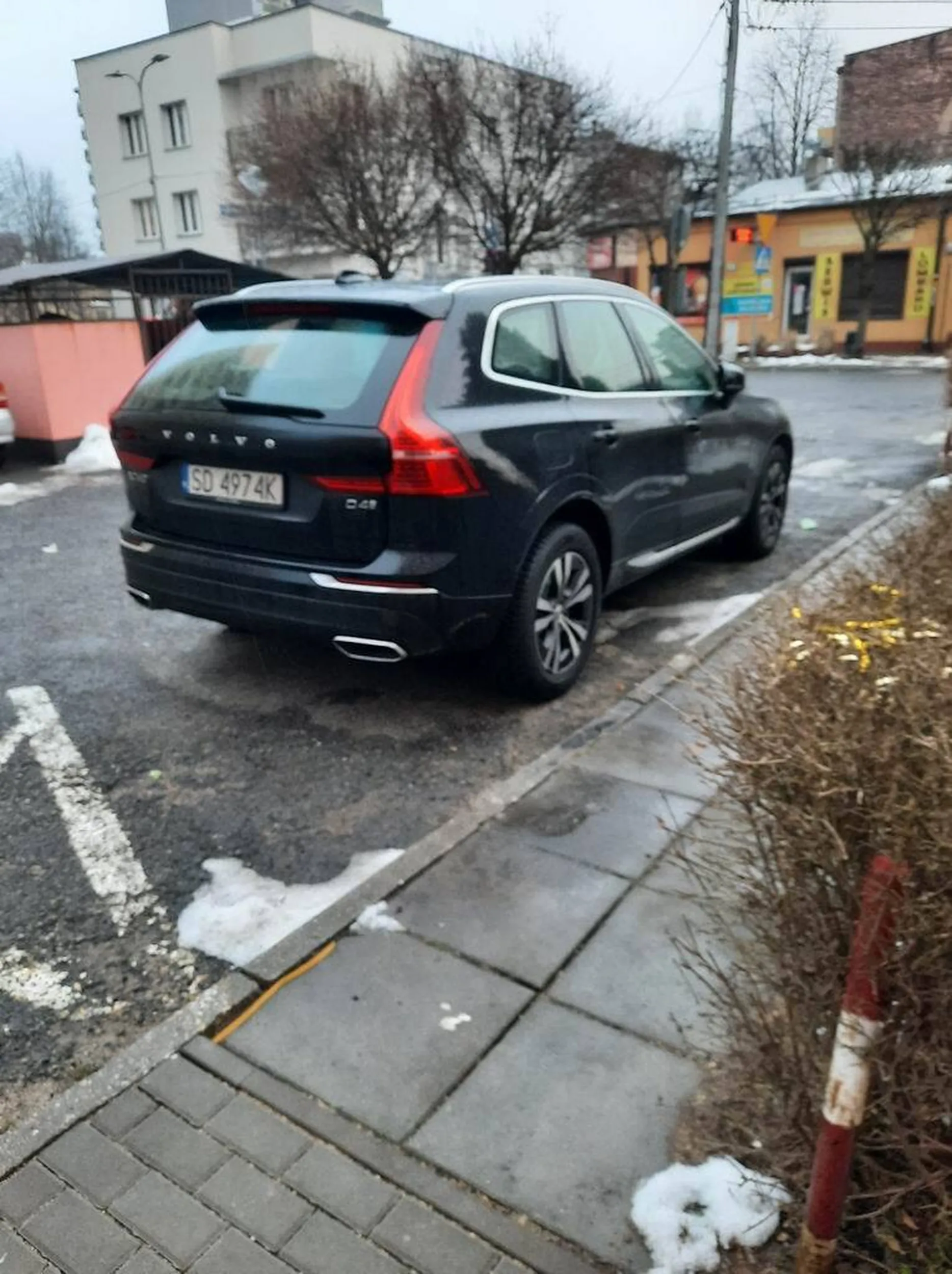 Nie dość, że zaparkował na wewnętrznym prywatnym parkingu wspólnoty mieszkaniowej, to jeszcze zajął dwa miejsca