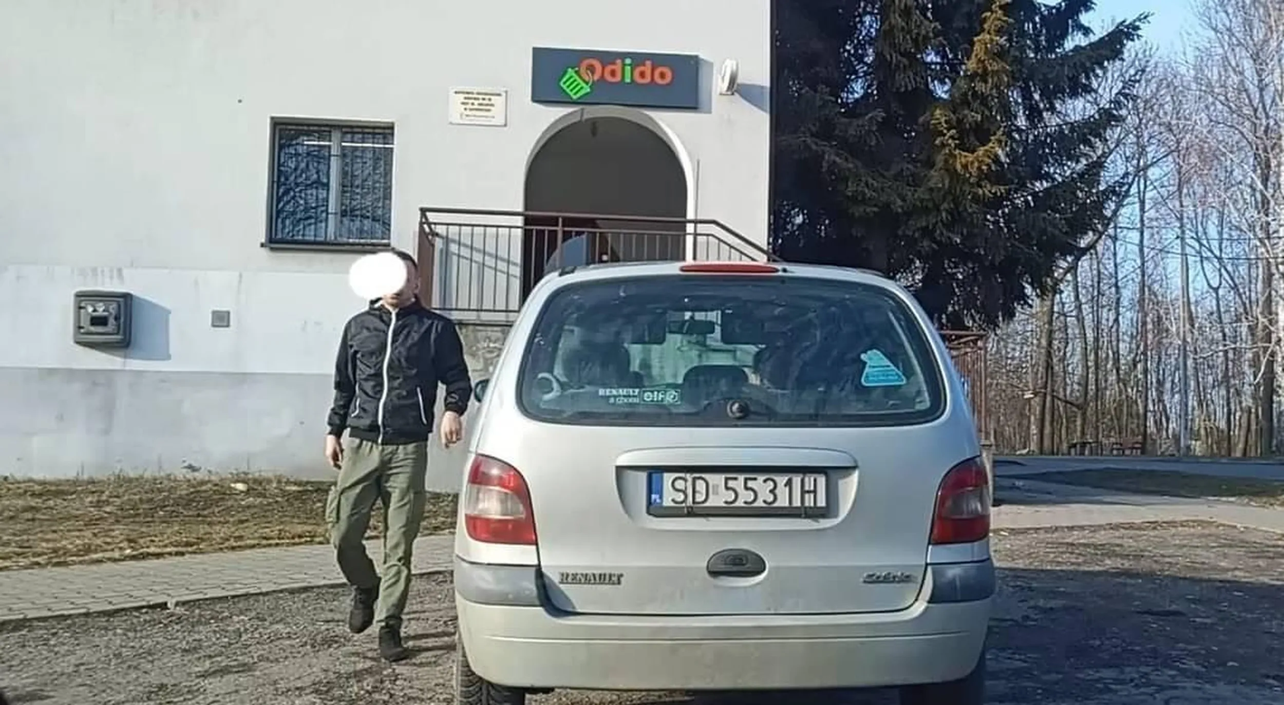 Pan wyrzucił śmieci pod sklepem w dzielnicy Murcki i próbował odjechać. Po zwróceniu uwagi stał się bardzo wulgarny i agresywny, grożąc pobiciem uciekł.