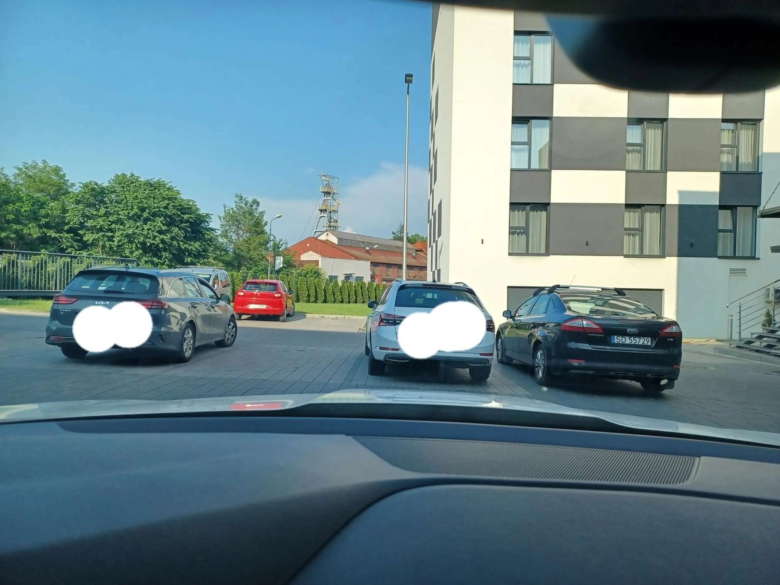 Pół parkingu puste ale po stawać w wyznaczonych miejscach skoro Pani musi być pierwsza od wejścia No ale nauczy się jak jej ktoś przychaczy przy wyjeżdżaniu z dobrze zaparkowanym samochodem.