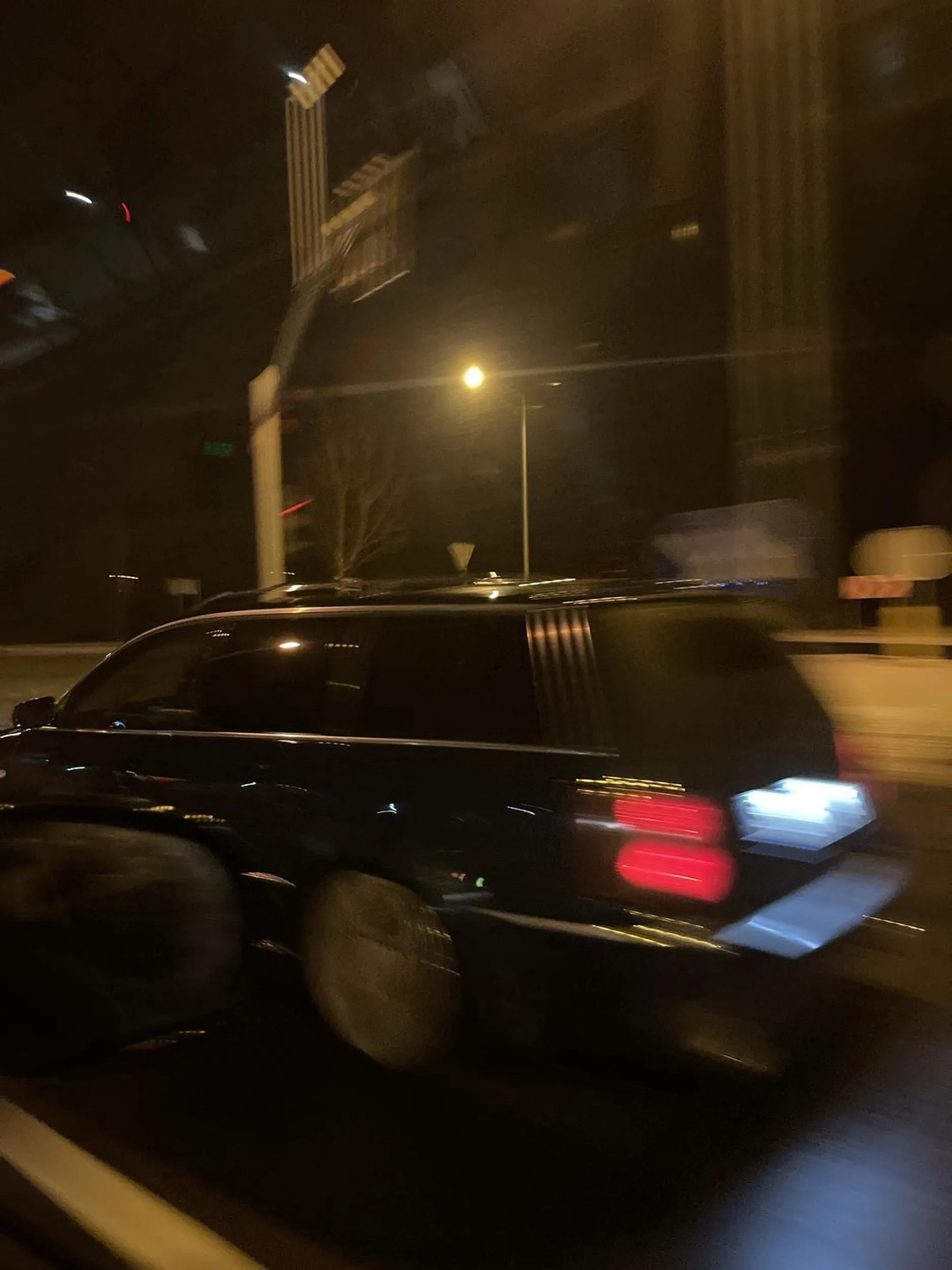 Tak wyjeżdżać gdzie masz ustępować pierwszeństwa na drodze gdzie się jedzie 70km/h to trzeba być głupim. Wyrzucanie śmieci oczywiście przez szybę też być musiało. Nie pozdrawiam