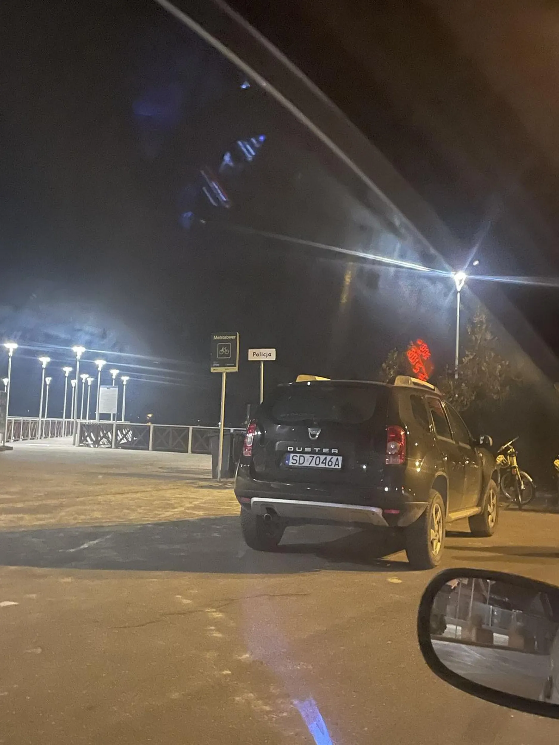 Luksusowo postawiony samochód, szkoda że na drodze