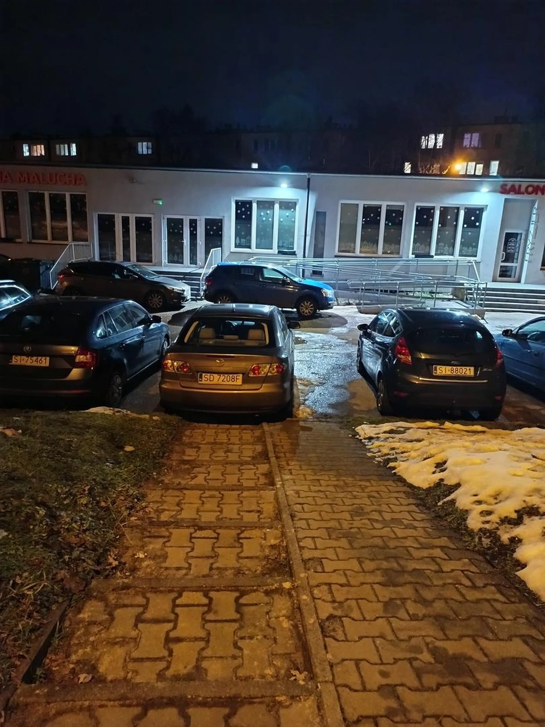 Naucz się parkować tępa ruro.