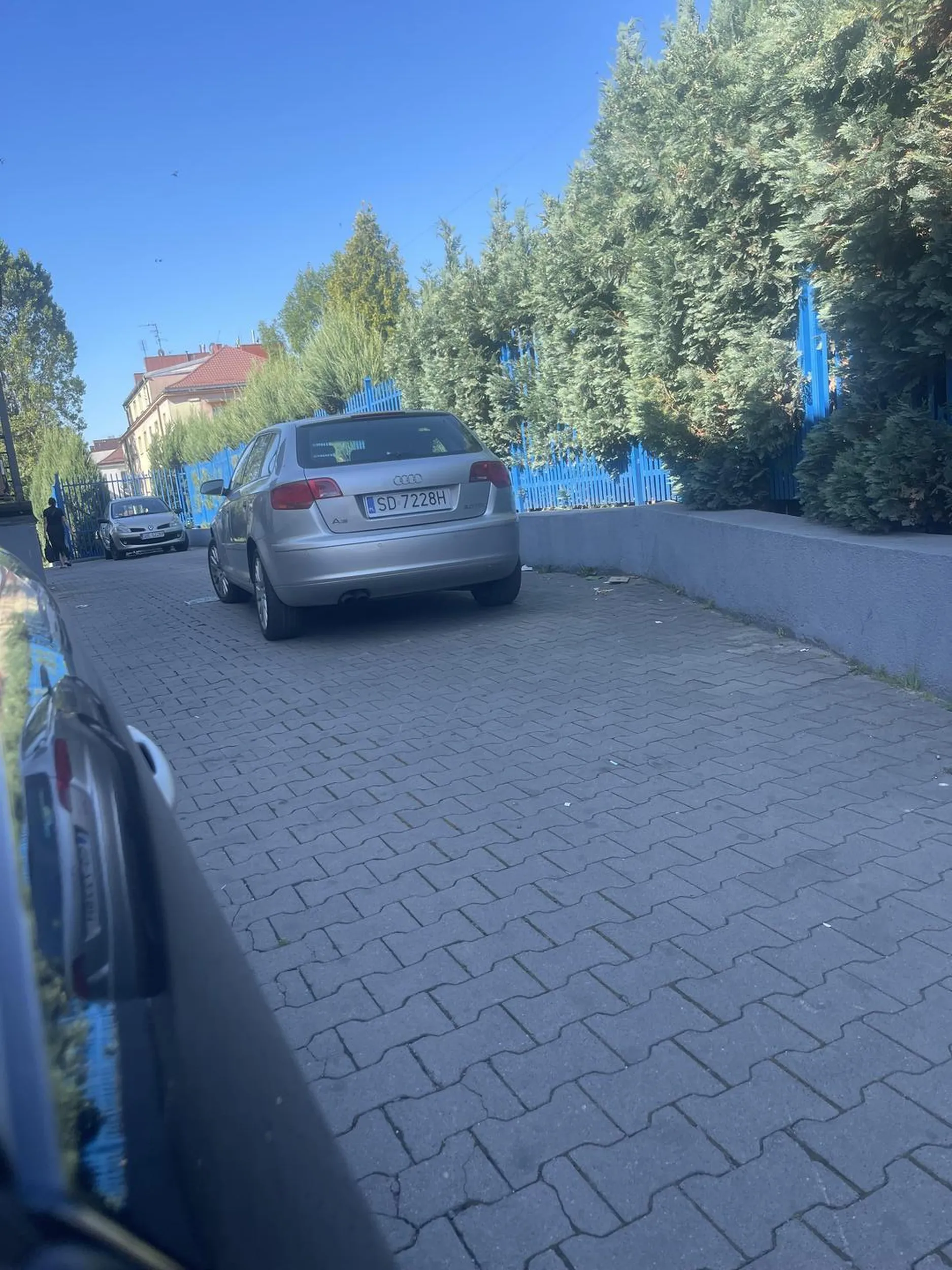 To nie jest parking że można zostawić auto i iść do biedronki tylko droga dojazdowa.