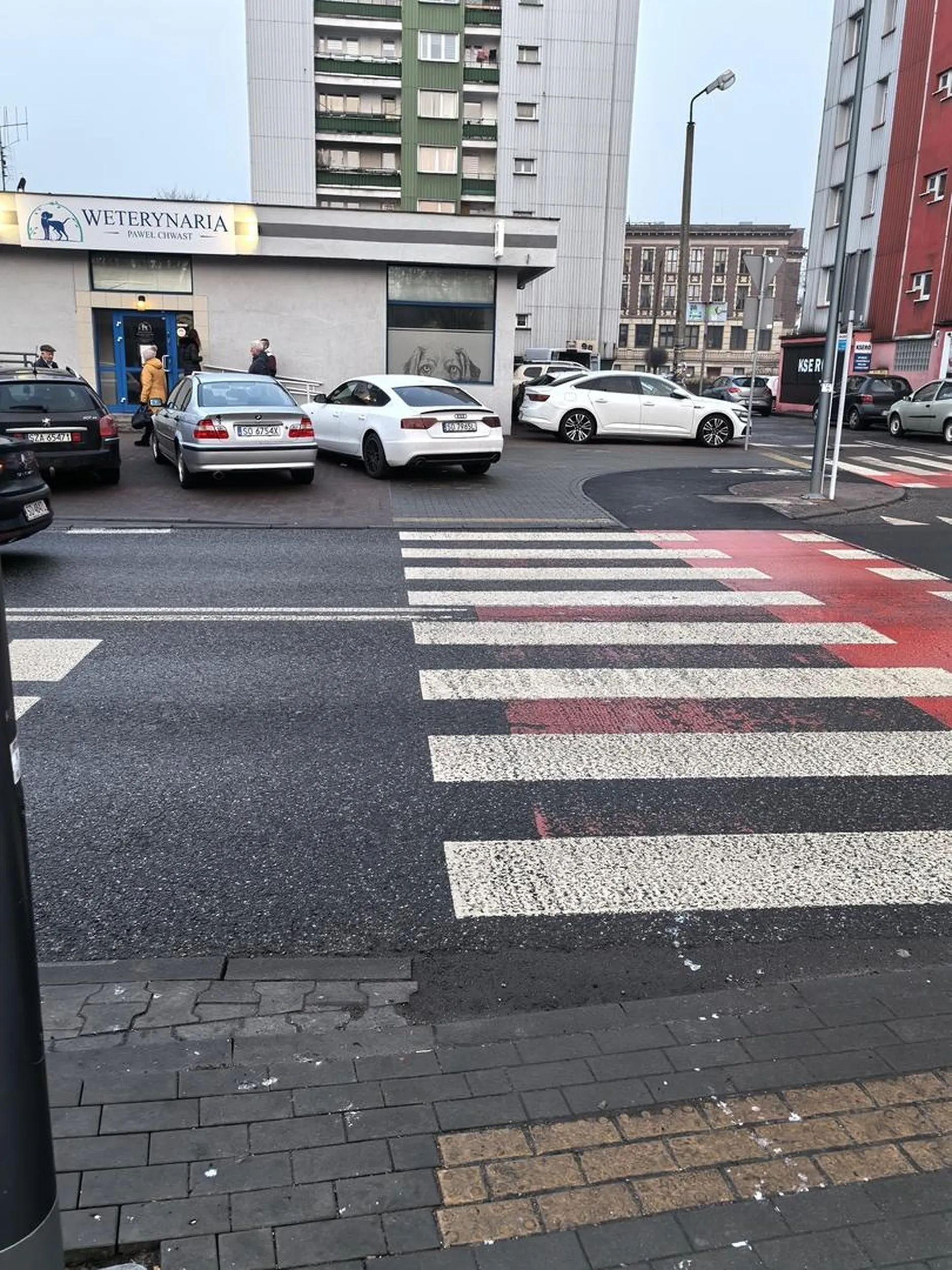 Parkowanie zaraz przed przejściem ale żeby tam zaparkować to gwiazda musiała wjechać po tym przejściu... wiadomo kierowca musi zaparkować bo pupilek musi do weterynarza...