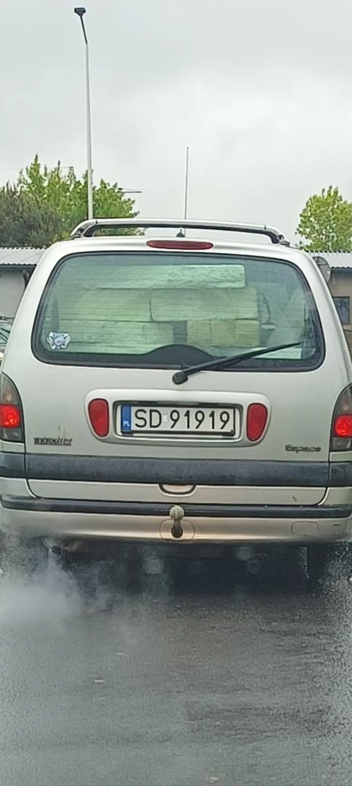 Jakbym tak jechał starszym autem to bym nie hamowal i waliłbym ci w tego gruza... NIE WYMUSZAJ PIERWSZENSTWA PALANCIE!!!!!!