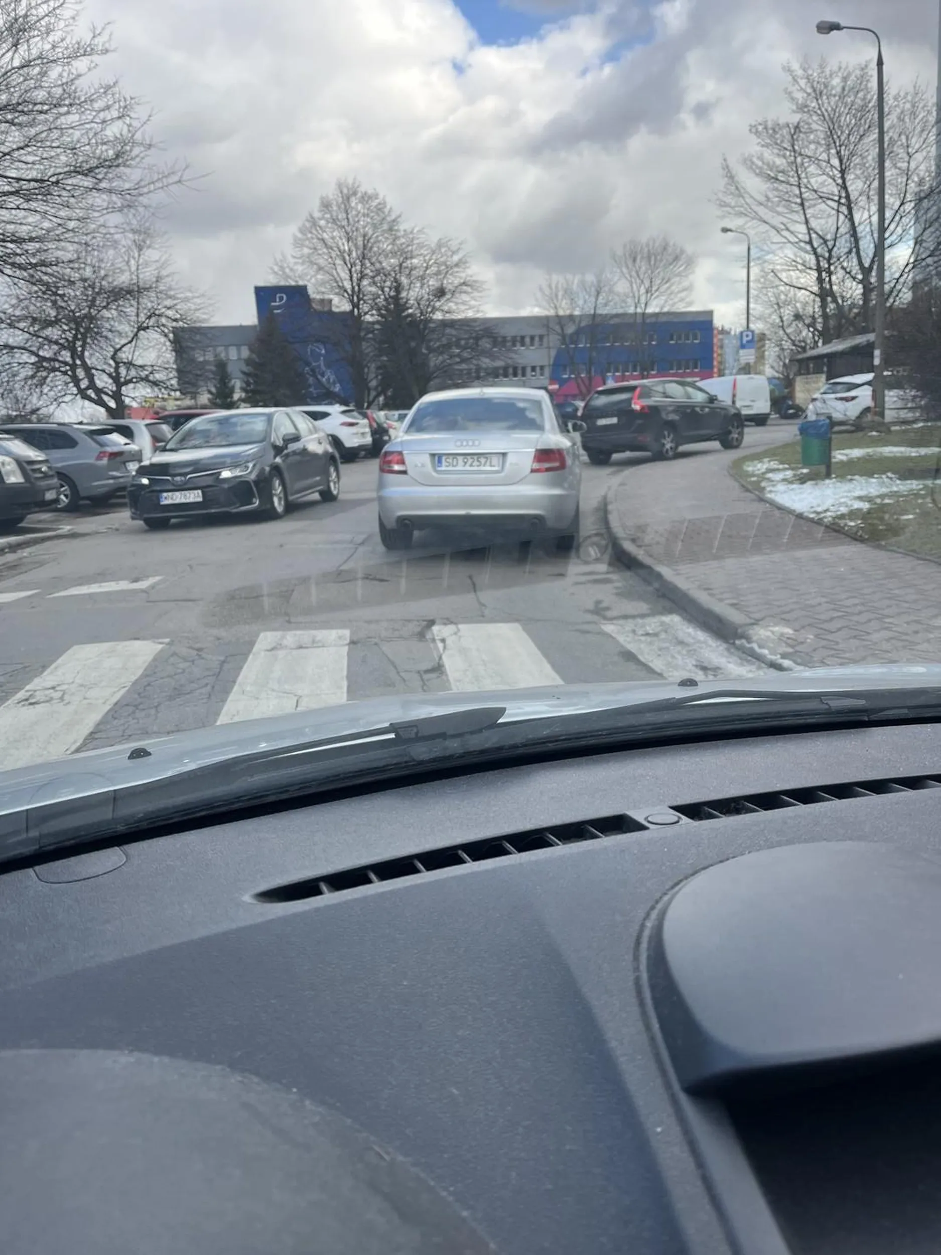 Jak widać na załączonym obrazku samochód zaparkował metr od pasów. Oczywiście to parkowanie jest celowe, kilka metrów od przejścia jest targ i kierowca stwierdził, że nie będzie parkować jak każdy na miejscu parkingowym - jakieś 10 metrów od niego. Nie, kierowca musi mieć najbliżej jak się da, a przy tym blokuje całkowicie jeden pas ruchu, ogranicza widoczność na przejściu dla pieszych, ale to nie jest istotne. Istotne jest, że kierowca mógł zrobić te 10 kroków mniej. A czasami warto zrobić te 10 kroków więcej, może akurat pomogą :)