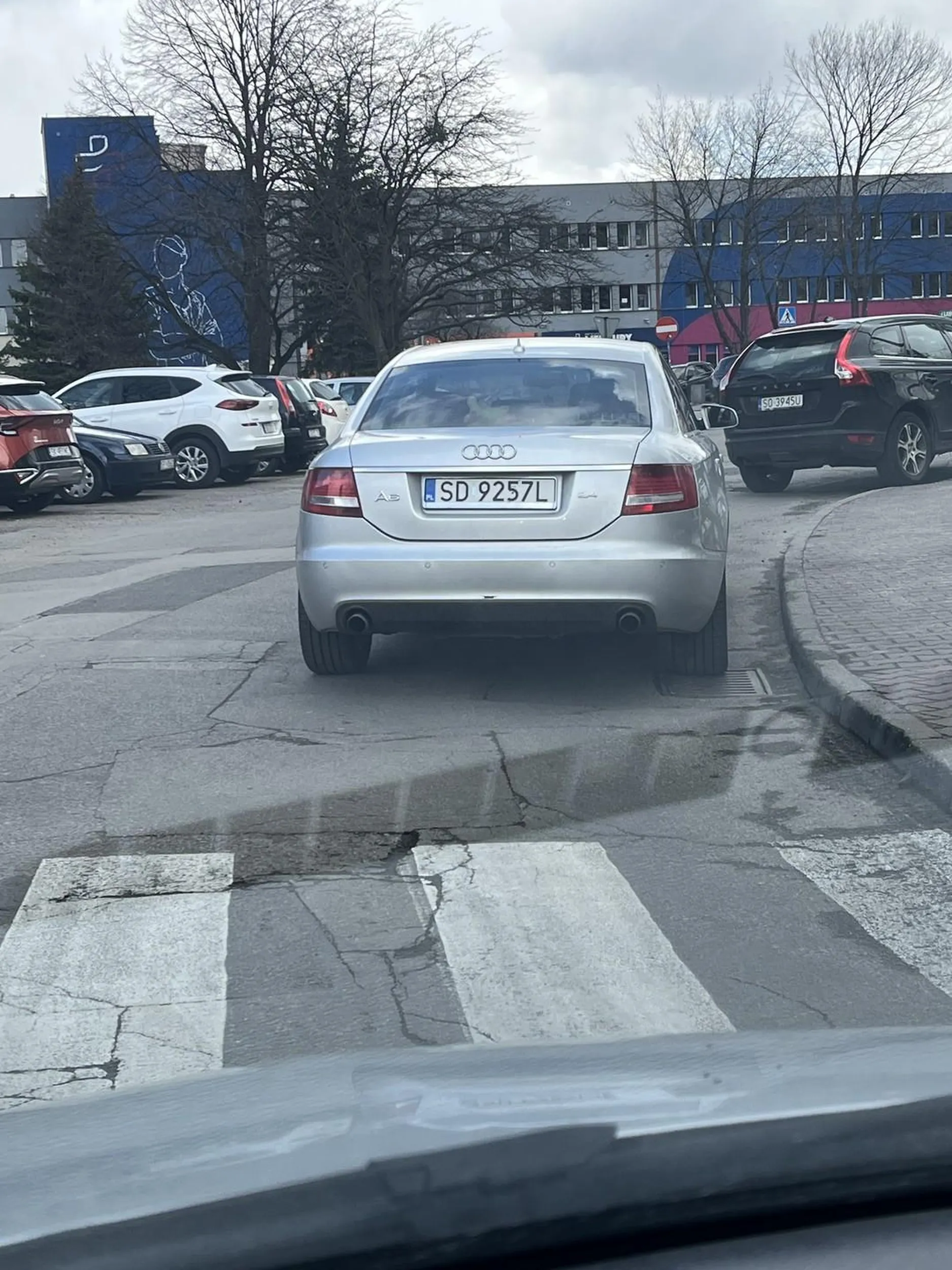 Jak widać na załączonym obrazku samochód zaparkował metr od pasów. Oczywiście to parkowanie jest celowe, kilka metrów od przejścia jest targ i kierowca stwierdził, że nie będzie parkować jak każdy na miejscu parkingowym - jakieś 10 metrów od niego. Nie, kierowca musi mieć najbliżej jak się da, a przy tym blokuje całkowicie jeden pas ruchu, ogranicza widoczność na przejściu dla pieszych, ale to nie jest istotne. Istotne jest, że kierowca mógł zrobić te 10 kroków mniej. A czasami warto zrobić te 10 kroków więcej, może akurat pomogą :)