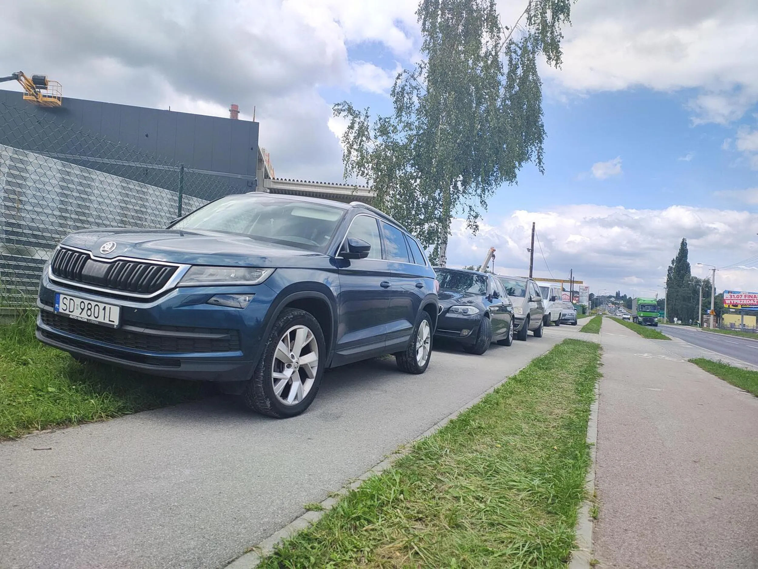 Święta krowa na pół chodnika