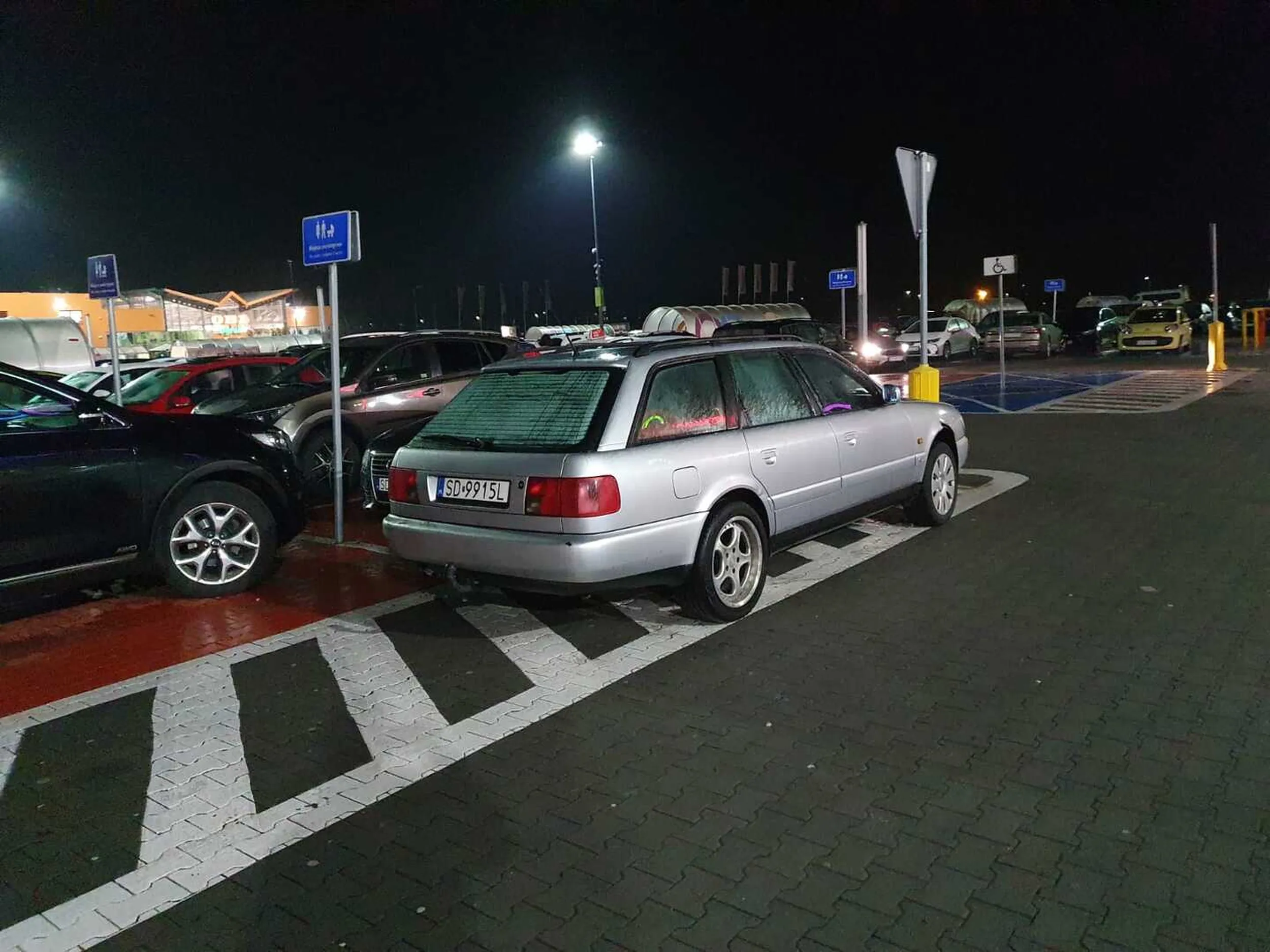 Jeździ agresywnie, wyprzedza z prawej zaraz przed pasami, na dokładkę nie potrafi parkować.