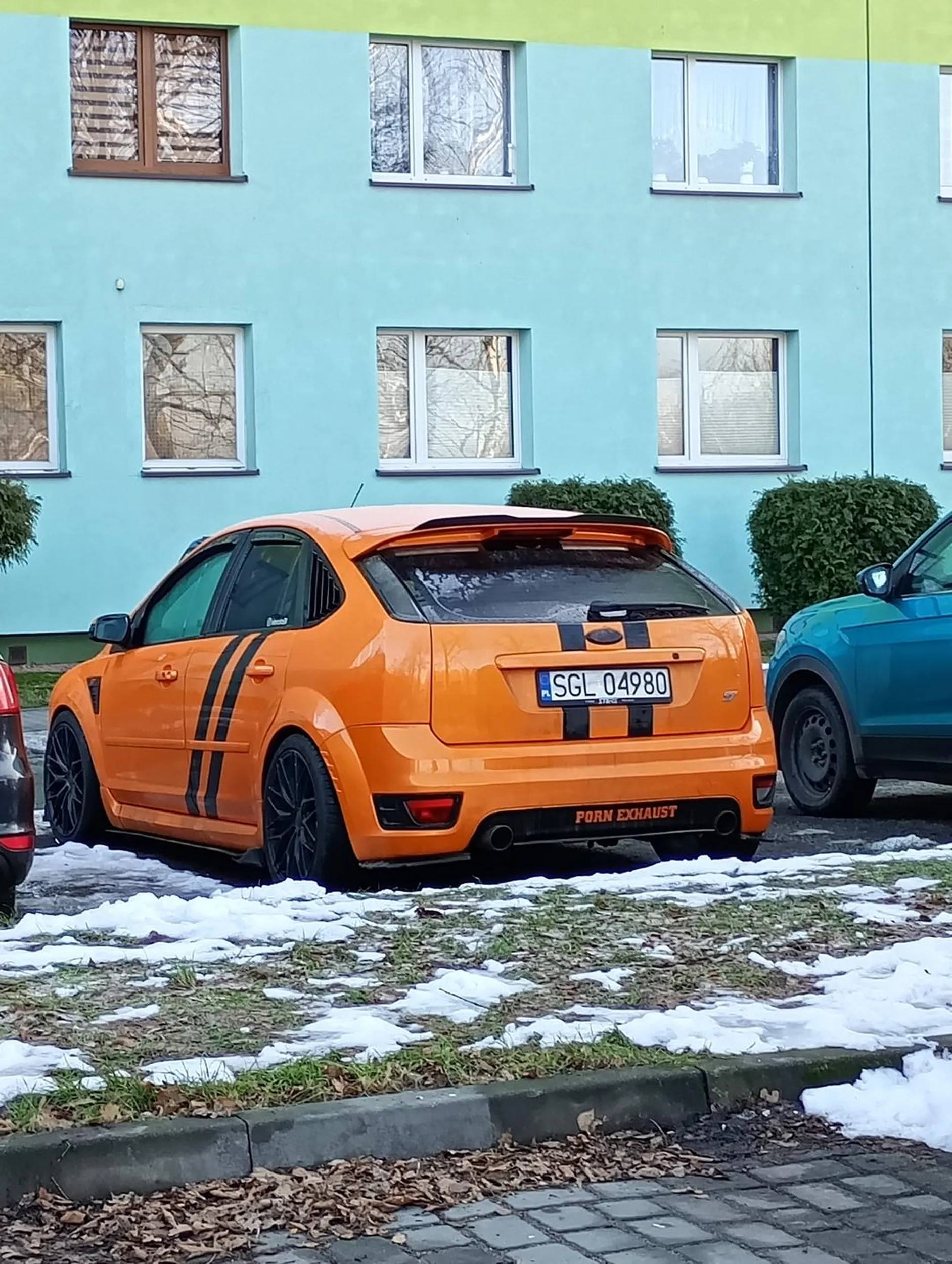 Samochód tej cioty parkuje pod adresem Aleja Piastów 4 w Szczygłowicach. Można spuścić powietrze z opon jak ktoś chce