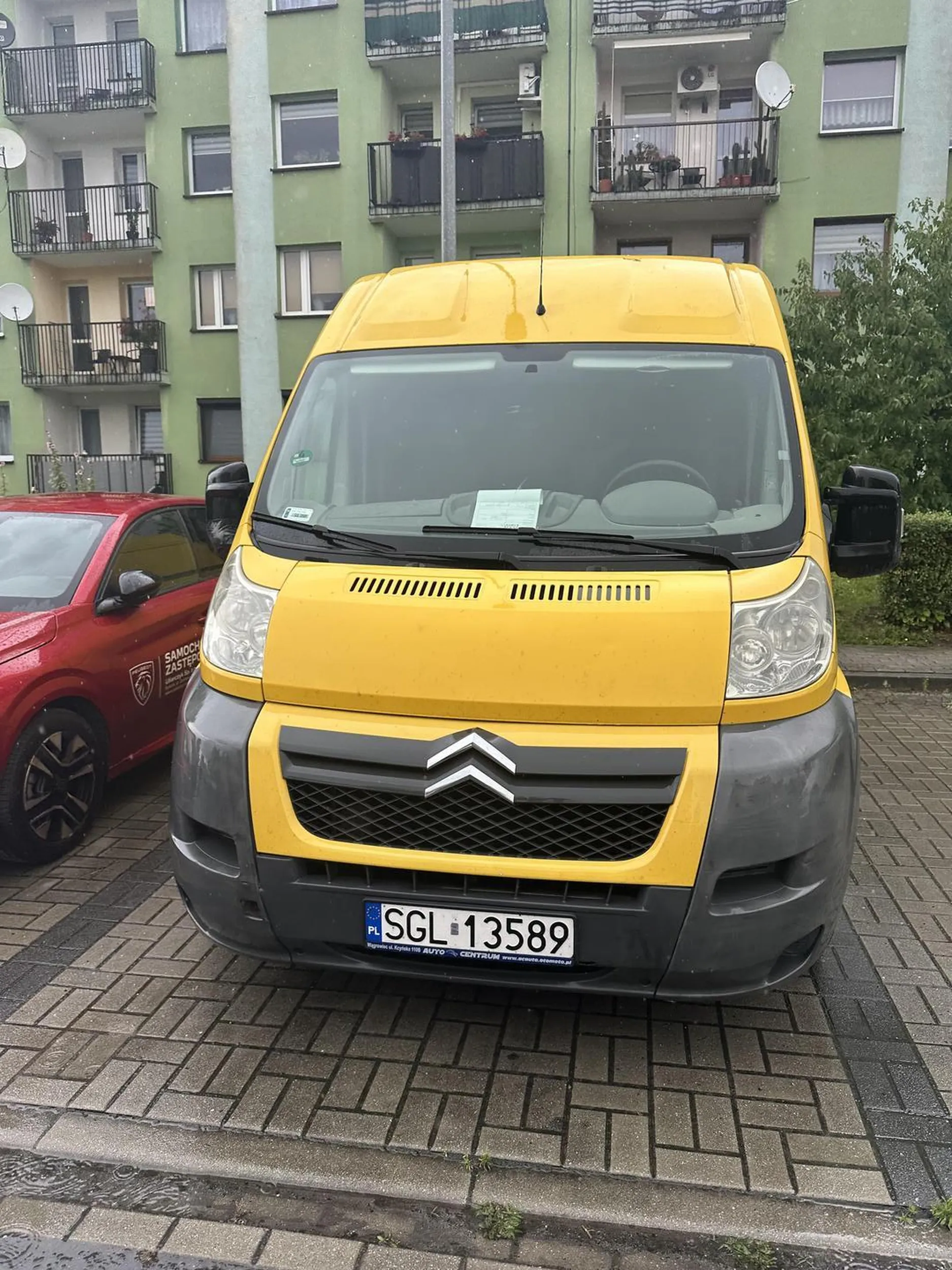 Dzięki mordo, że zostawiłeś chociaż trochę miejsca żeby przejść. Myślę że każdy się zmieści między tobą a latarnia