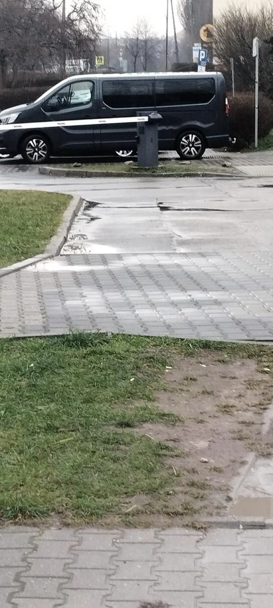 Co za *** zaparkował na przejściu, nie da się przejść trzeba na obkoło.