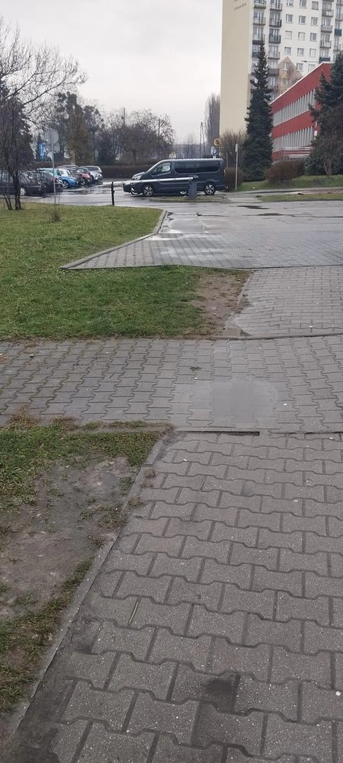 Co za *** zaparkował na przejściu, nie da się przejść trzeba na obkoło.