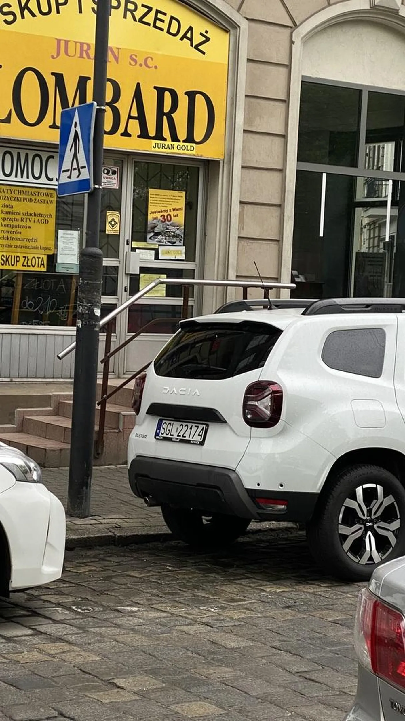 Kolejny bałwan co parkuje na przejściu dla pieszych.