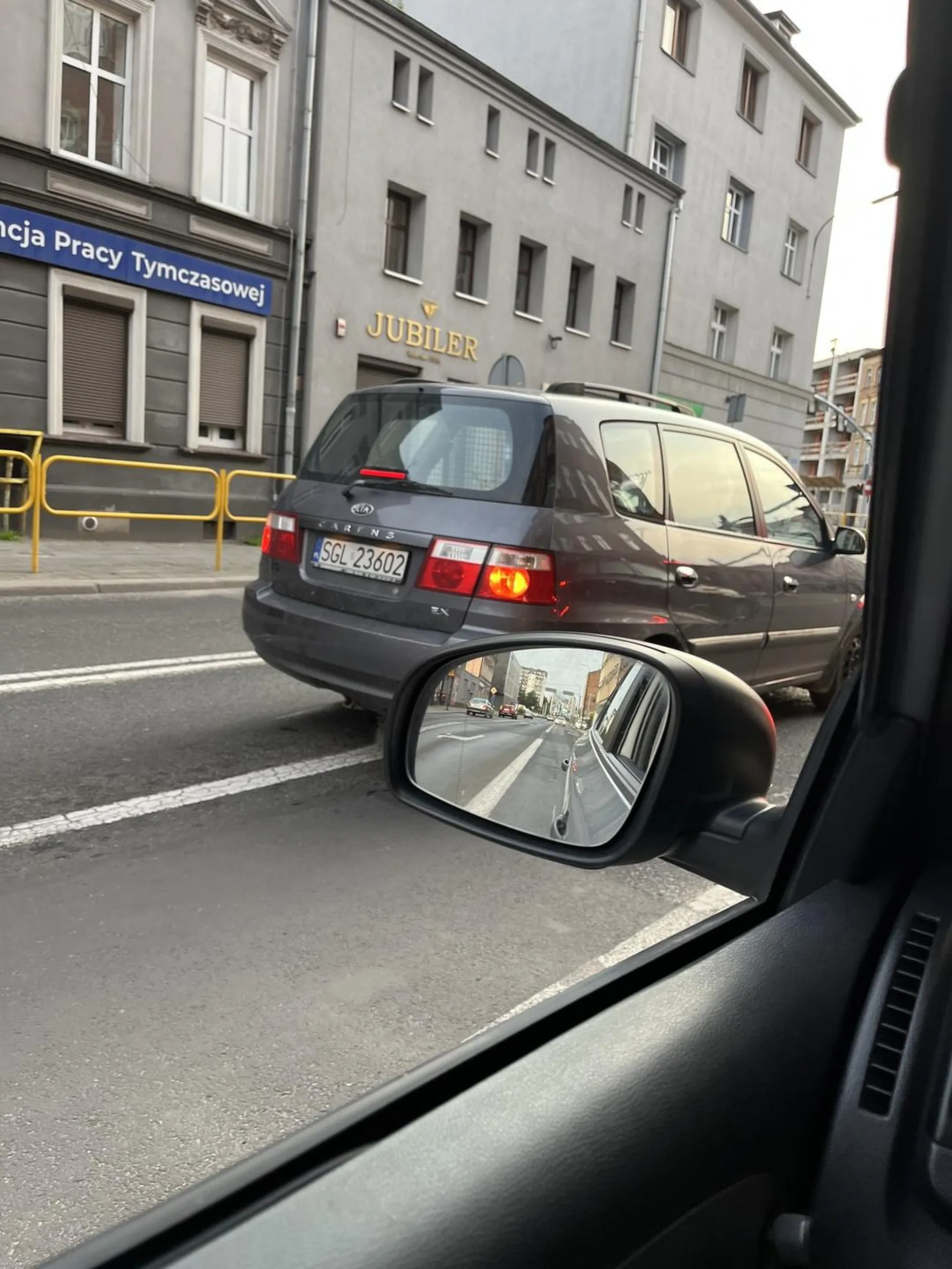 Bardzo niemiły kierowca, pokazał środkowy palec. ps. Nie ośmieszaj się następnym razem