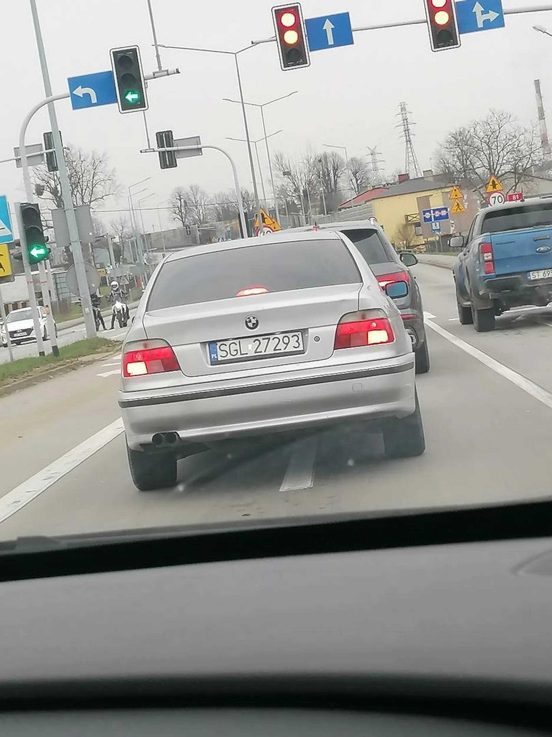 Typowy burak jazda na zderzaku mruganie światłami, wyprzedzanie prawą stroną, zajeżdżanie drogi