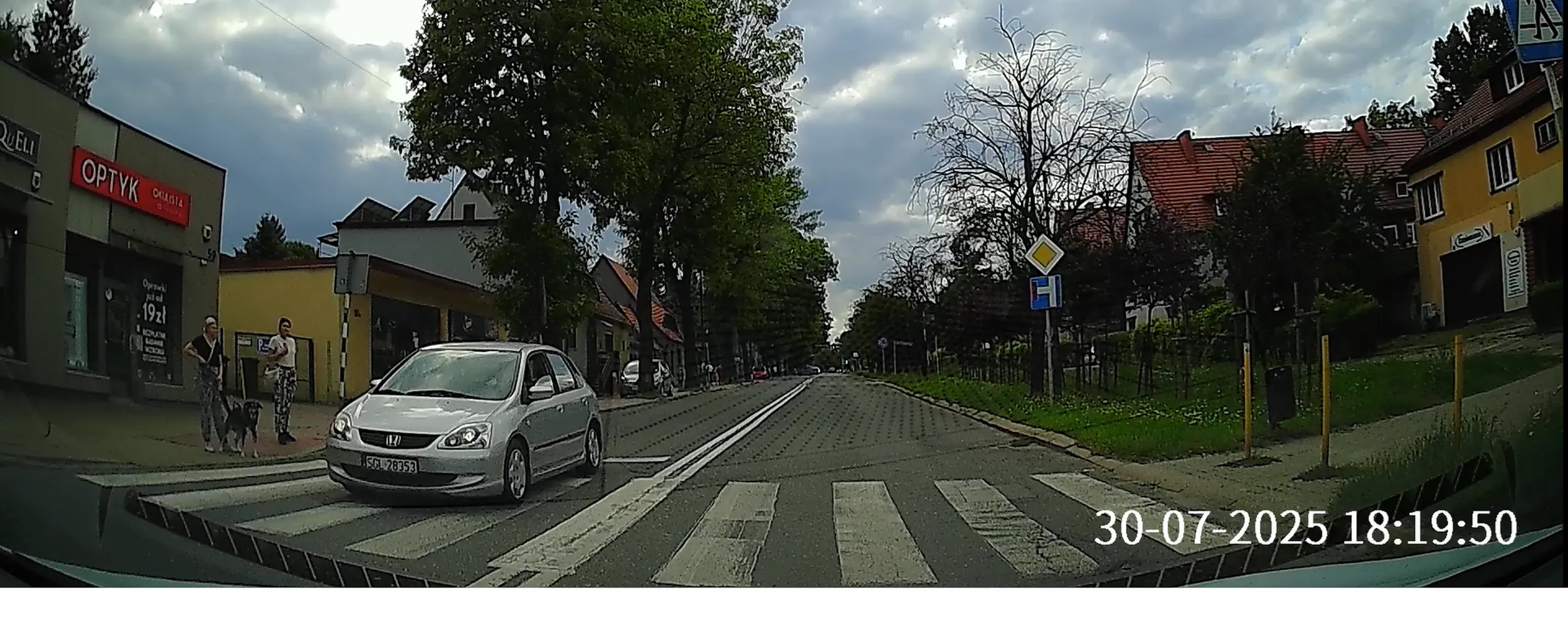 Koleś z Hondy nie ustępuję ludziom przejścia na pasach.