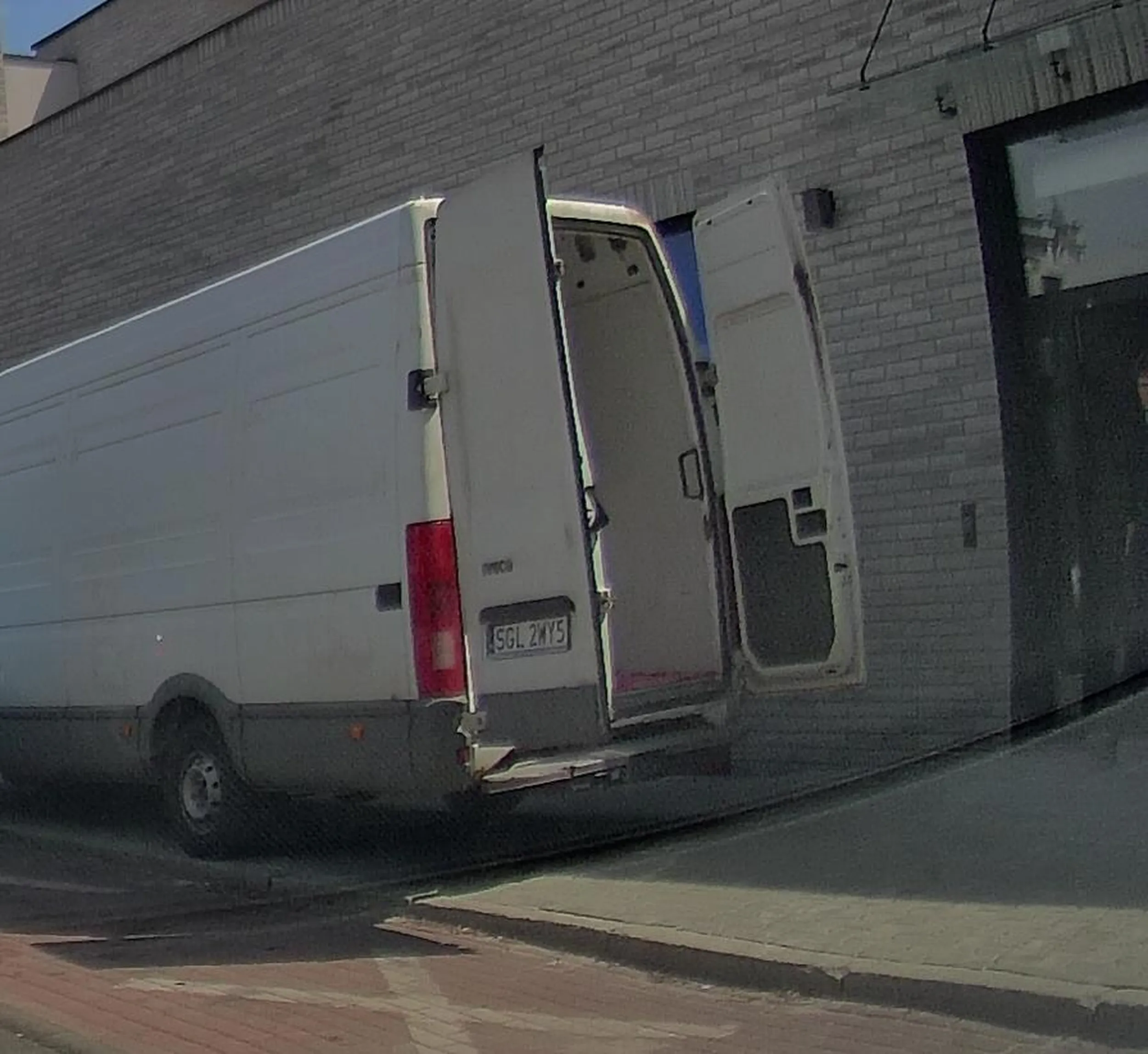 Kierowca zatrzymał pojazd na chodniku z dala od krawędzi jezdni. Nie dość, że utrudnia pieszym poruszanie się to jego pojazd przekraczający DMC 2.5t niszczy chodnik, który jest nowy. Wystarczyło zaparkować na jezdni, szerokiej drogi jednokierunkowej no ale wtedy trzeba by nosić 5m dalej. Kierowcy polecam lekturę art. 47 PoRD