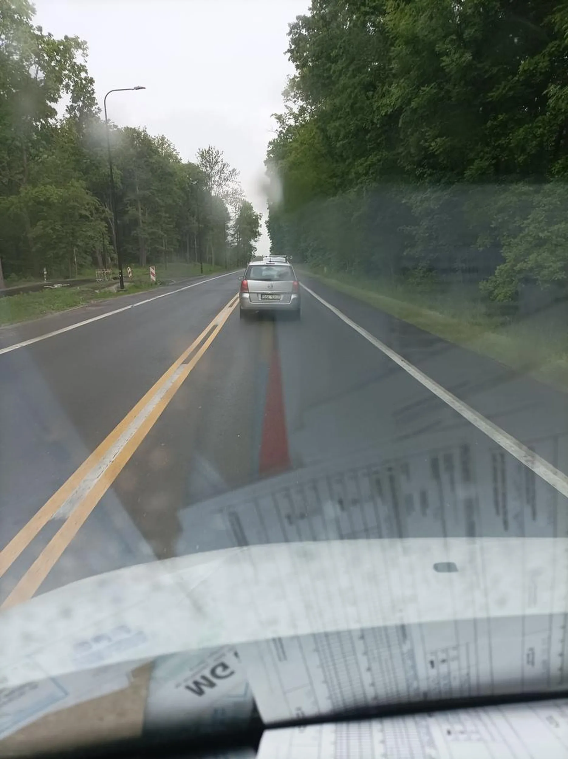 Stary cep jeździ tak żeby wymusić kolizję a gdy się go wyprzedza nagle przyspiesza takim ludziom powinni zabierać prawo jazdy